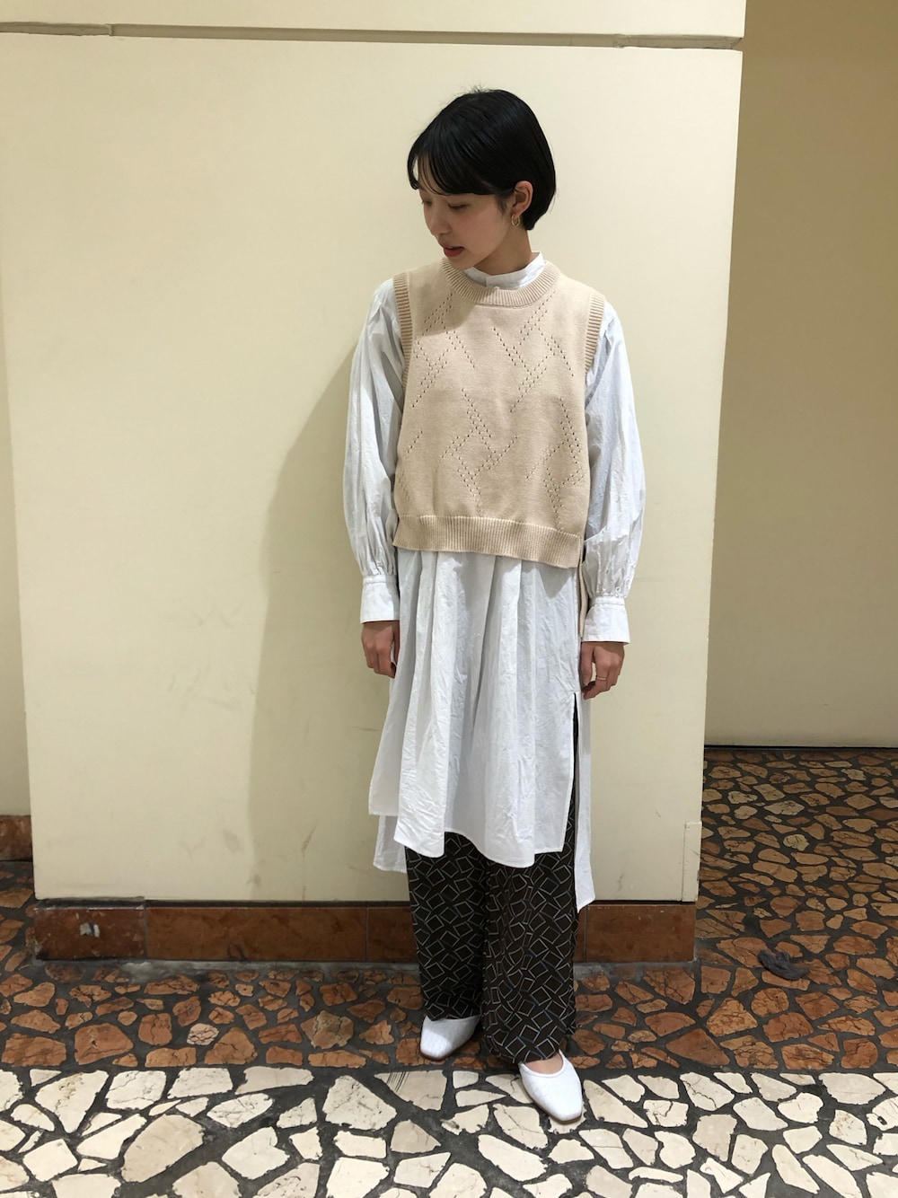「春コーデ、春、シャツ/ブラウス、ベスト、ベスト×シャツ、低身長、低身長コーデ、ootd、パンツスタイル、柄パンツ」｜「FIL DE FERのハイカウントブロード　オーバーシャツ（シャツ/ブラウス、ホワイト系）」を使った、mis.さん（レディース・149cm）の春コーディネートの1枚目の写真