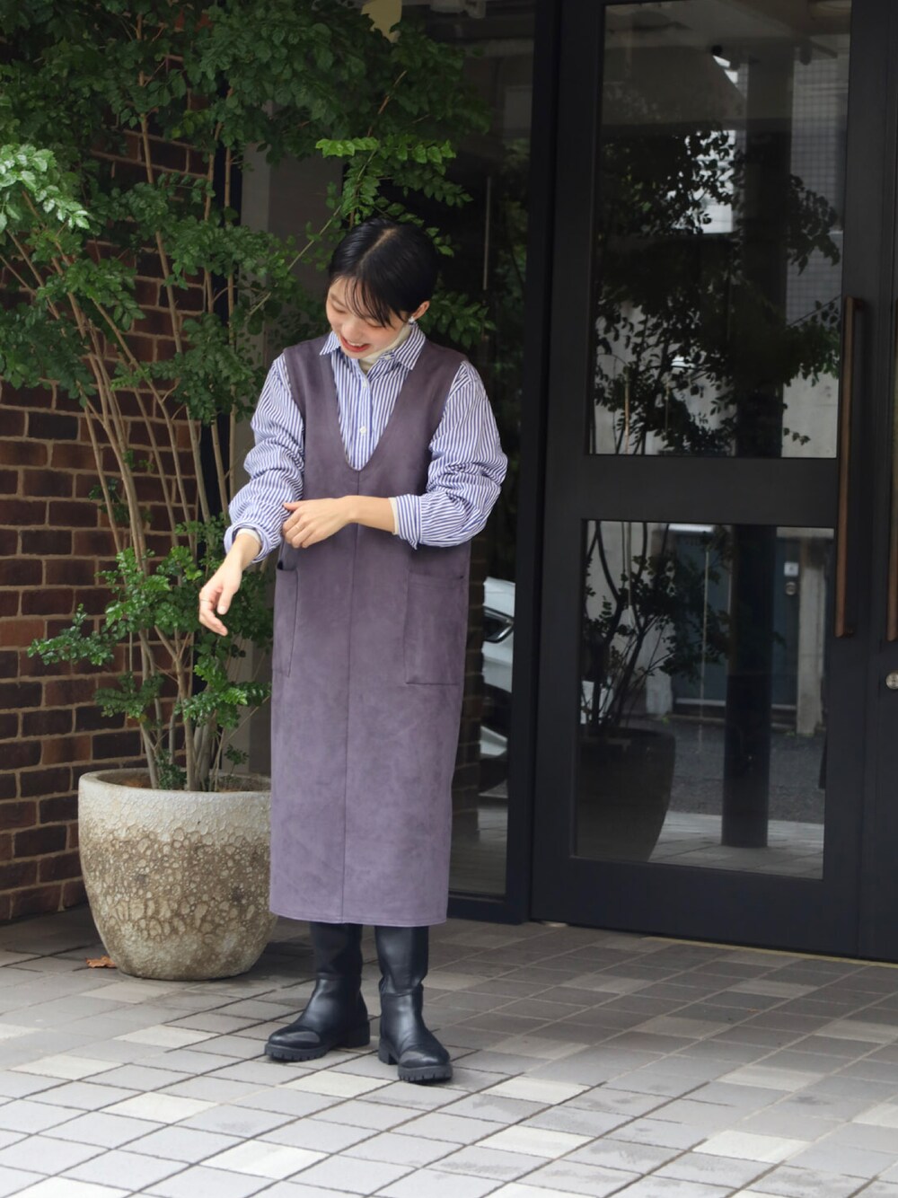 「秋冬コーデ、低身長コーデ、低身長、ジャンパースカート、ジャンスカ、ストライプシャツ、ブーツ、冬コーデ、ootd、ワンピース」｜「NOMBRE IMPAIRのカットフェイクスェード　Vネックジャンスカ（ワンピース、グレー系）」を使った、mis.さん（レディース・149cm）の冬コーディネートの1枚目の写真
