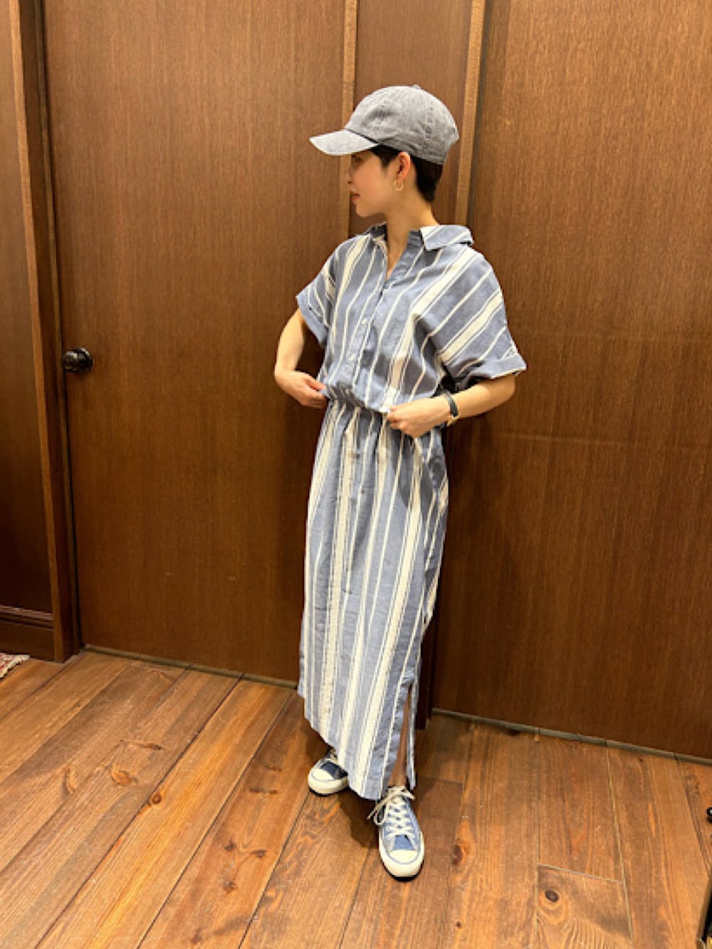 「夏コーデ、ワンピース、ストライプ、コンバース、キャップ、カジュアルコーデ、低身長、低身長コーデ、ootd、夏、ワントーンコーデ」｜「NOMBRE IMPAIRのインド綿ストライプ　ウエストギャザーワンピース（ワンピース、ブルー系）」を使った、mis.さん（レディース・149cm）の春コーディネートの1枚目の写真
