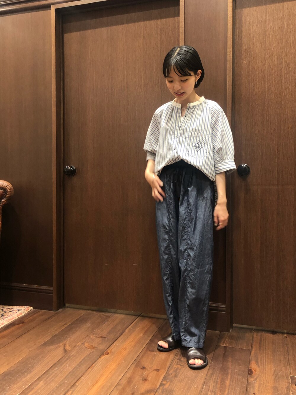 「ストライプシャツ、ブラウス、ブラウス×デニム、デニム、低身長、低身長コーデ、ootd、夏コーデ、サンダル、パンツスタイル」｜「NOMBRE IMPAIRのヴィンテージタイプライター　クレリックシャツ（シャツ/ブラウス、ブルー系）」を使った、mis.さん（レディース・149cm）の夏コーディネートの1枚目の写真