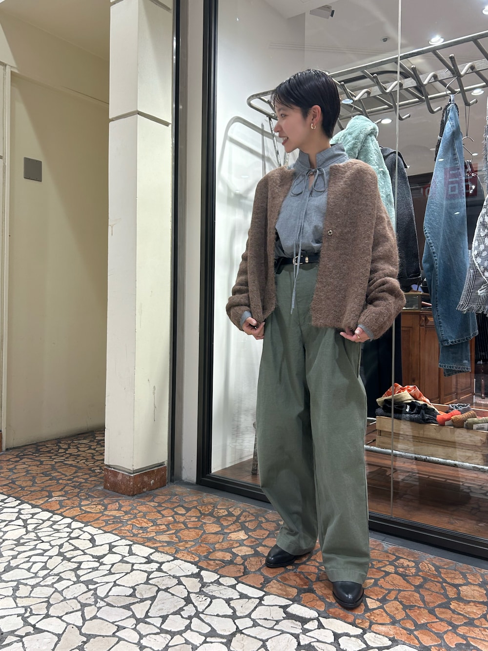 「秋、秋冬コーデ、秋冬、ブラウス、パンツスタイル、パンツコーデ、低身長、低身長コーデ、ootd、ニットカーディガン、ブーツ、カジュアルコーデ」｜「NOMBRE IMPAIRのアルパカシャギー　ショート丈カーデ（ニット/セーター、ブラウン系）」を使った、mis.さん（レディース・149cm）の秋コーディネートの1枚目の写真