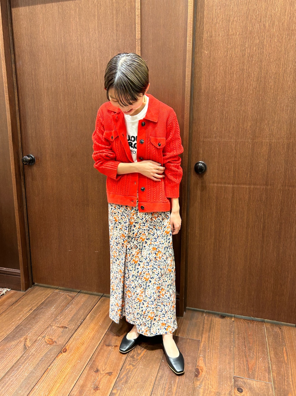 「春色、今日のコーデ、赤、花柄スカート、花柄、スカート、春コーデ、春、低身長、低身長コーデ、ootd」｜「NOMBRE IMPAIRのハイツイストC/Ac　ニットGジャン（カーディガン/ボレロ、レッド系）」を使った、mis.さん（レディース・149cm）の春コーディネートの1枚目の写真