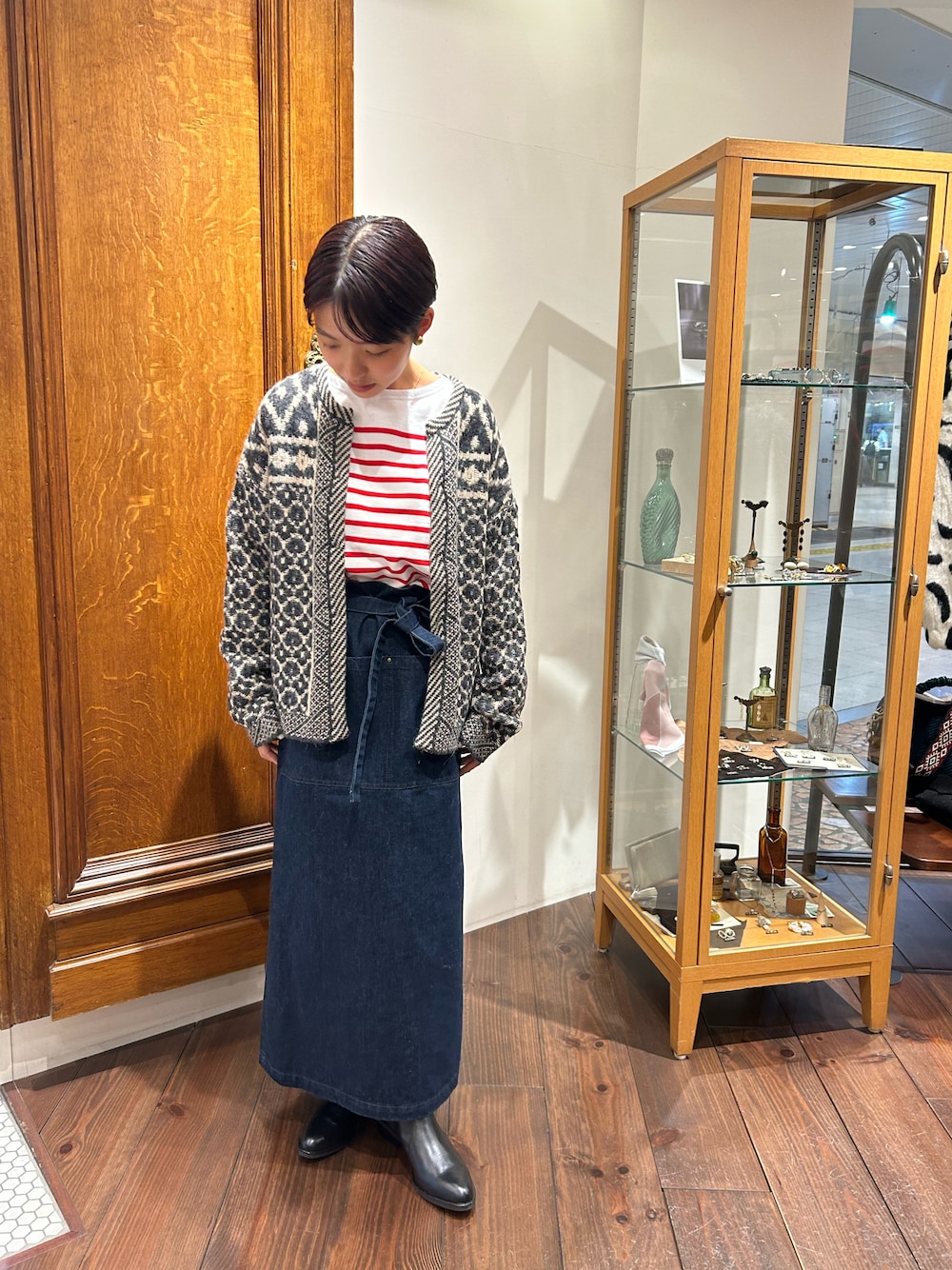 「秋コーデ、ボーダー、デニムスカート、ブーツ、低身長、低身長コーデ、ootd、スカートスタイル、ニット、秋冬コーデ」｜「NOMBRE IMPAIRのパネルボーダー②　バスクシャツ（Tシャツ/カットソー、レッド系）」を使った、mis.さん（レディース・149cm）の秋コーディネートの1枚目の写真