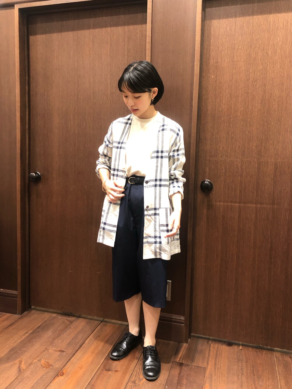 「トラッド、ジャケット、リネン、カジュアルコーデ、春コーデ、春夏コーデ、低身長、低身長コーデ、ハーフパンツ、チェック」｜「NOMBRE IMPAIRのリネンチェック　シャツジャケット（ノーカラージャケット、ホワイト系）」を使った、mis.さん（レディース・149cm）の春コーディネートの1枚目の写真
