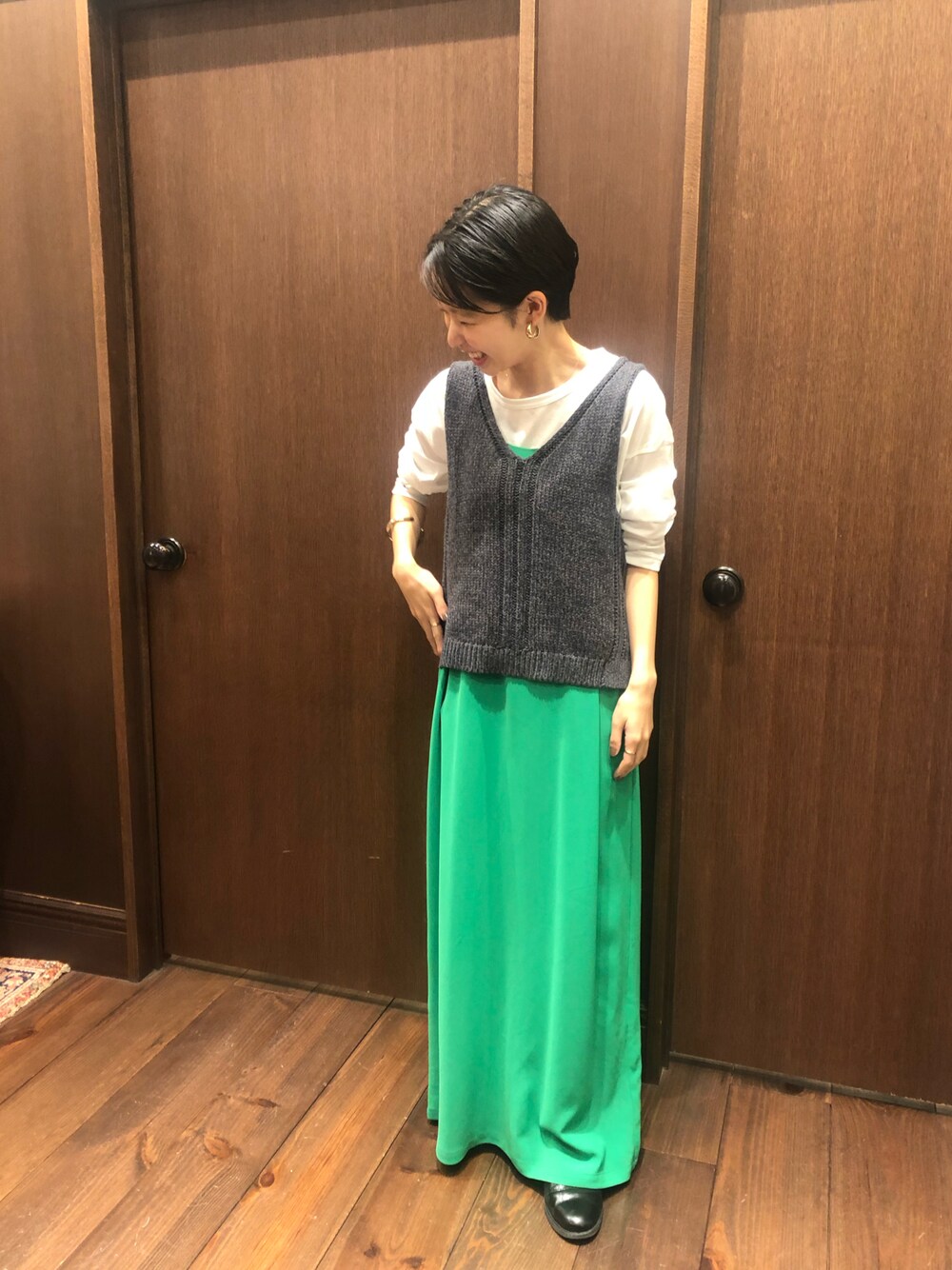 「秋コーデ、秋、ニットベスト、キャミワンピ、グリーン、秋のコーデ、低身長、低身長コーデ、ootd、ワンピーススタイル」｜「NOMBRE IMPAIRの3色撚糸綿アクリル　タンクベスト（ベスト、グレー系）」を使った、mis.さん（レディース・149cm）の夏コーディネートの1枚目の写真