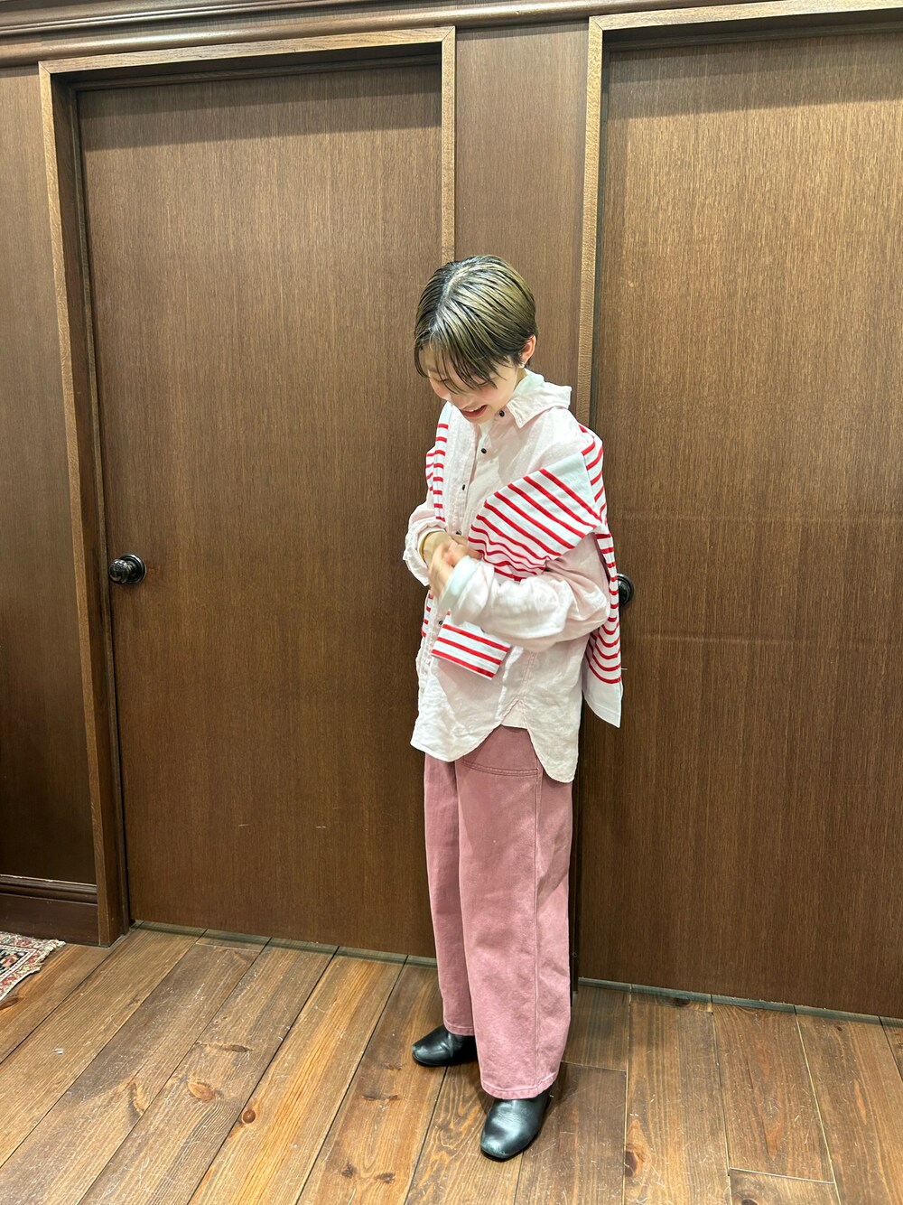 「肩がけ、春、大人カジュアル、ピンク、ワントーンコーデ、ボーダー、低身長、低身長コーデ、ootd、春コーデ」｜「NOMBRE IMPAIRのパネルボーダー②　バスクシャツ（Tシャツ/カットソー、レッド系）」を使った、mis.さん（レディース・149cm）の冬コーディネートの1枚目の写真