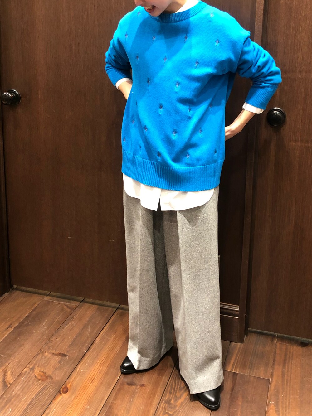 「ブルー、ニット、グレー、パンツスタイル、パンツ、パンツコーデ、ブルーニット、低身長、低身長コーデ、ootd」｜「FIL DE FERのドット刺繍コットン　長袖ニット（ニット/セーター、ブルー系）」を使った、mis.さん（レディース・149cm）の冬コーディネートの1枚目の写真