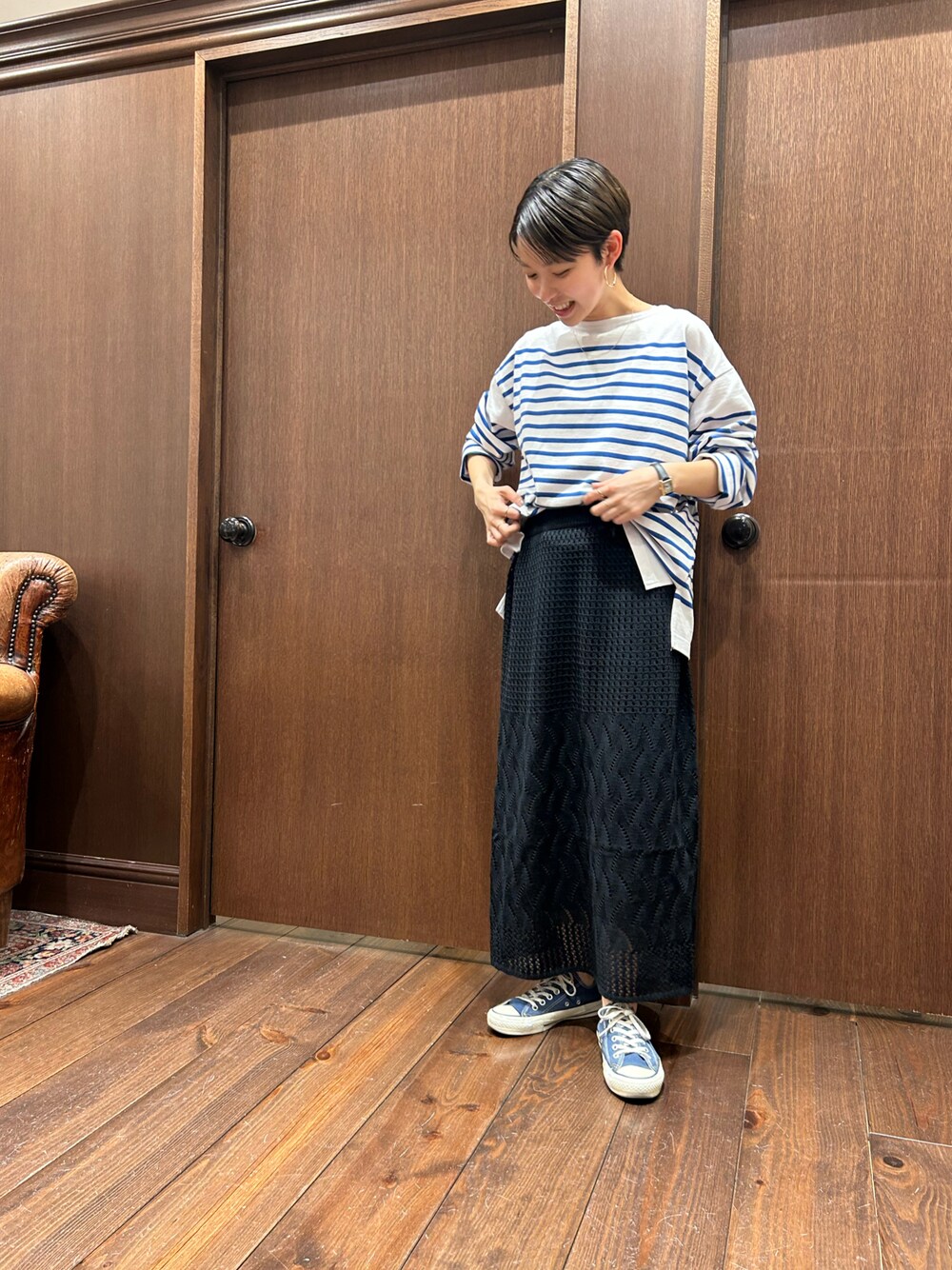 「大人カジュアル、低身長、ボーダー、ニットスカート、スニーカー、コンバース、低身長コーデ、ootd、春コーデ、春」｜「NOMBRE IMPAIRのパネルボーダー②　バスクシャツ（Tシャツ/カットソー、ブルー系）」を使った、mis.さん（レディース・149cm）の春コーディネートの1枚目の写真