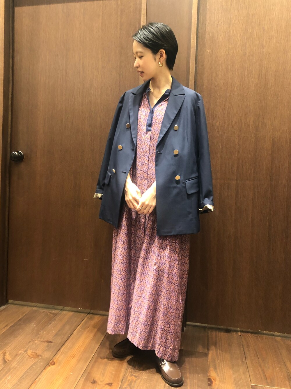 「ワンピース、ペイズリー、肩がけ、ジャケット、ローファー、柄ワンピース、秋コーデ、秋のコーデ、低身長、低身長コーデ」｜「NOMBRE IMPAIRのTWツイルストレッチ　ダブルロングジャケット（テーラードジャケット、ブルー系）」を使った、mis.さん（レディース・149cm）の秋コーディネートの1枚目の写真