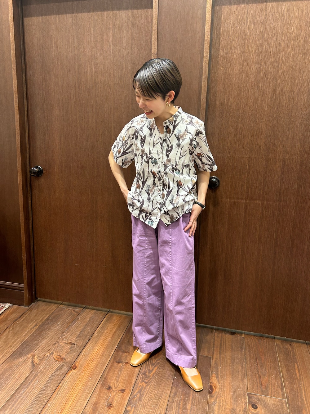「春コーデ、柄シャツ、カラーパンツ、パープル、低身長、低身長コーデ、ootd、春夏コーデ、カジュアルコーデ、パンツスタイル、サンダル」｜「NOMBRE IMPAIRのリバティフラワー　スタンドネックブラウス（シャツ/ブラウス、ホワイト系）」を使った、mis.さん（レディース・149cm）の春コーディネートの1枚目の写真