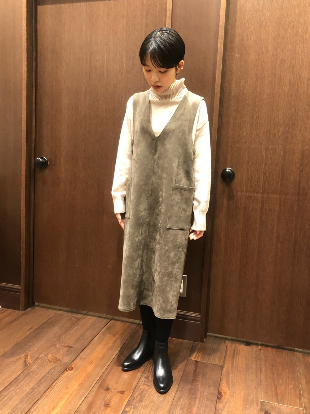 「今日のコーデ、秋冬コーデ、ジャンスカ、サイドゴアブーツ、低身長、低身長コーデ、ootd、冬コーデ、秋のコーデ、ワンピース」｜「NOMBRE IMPAIRのカットフェイクスエード　Vネックジャンスカ（ワンピース、グレー系）」を使った、mis.さん（レディース・149cm）の秋コーディネートの1枚目の写真