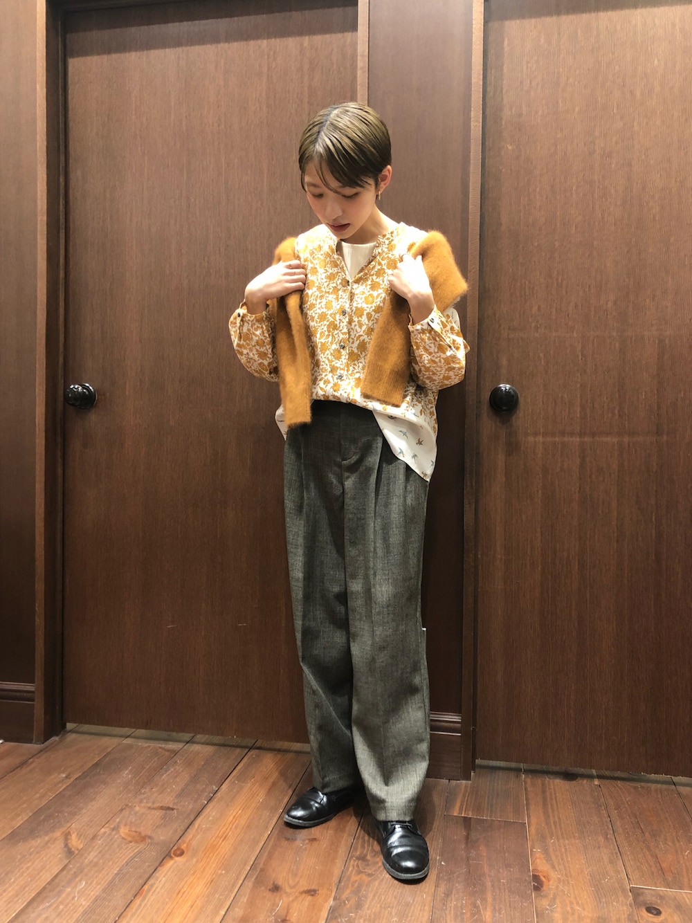 「ブラウス、ニット、花柄、柄、秋冬コーデ、冬コーデ、ootd、低身長、低身長コーデ、パンツコーデ」｜「NOMBRE IMPAIRのフラワー＆バードPT　前開キブラウス（シャツ/ブラウス、オレンジ系）」を使った、mis.さん（レディース・149cm）の冬コーディネートの1枚目の写真