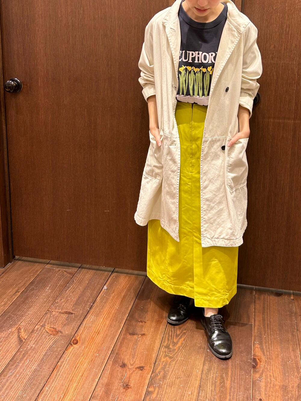 「カジュアルコーデ、春、スカート、スニーカーコーデ、アウター、春アウター、低身長、低身長コーデ、ootd、Tシャツ」｜「NOMBRE IMPAIRの鉢植えプリント　半袖TEE（Tシャツ/カットソー、グレー系）」を使った、mis.さん（レディース・149cm）の春コーディネートの1枚目の写真