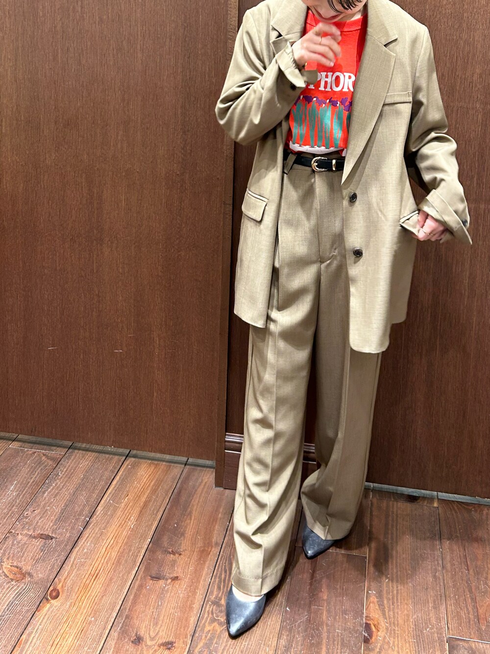 「春服コーデ、オトナカジュアル、セットアップ、ジャケット、パンツコーデ、ootd、春コーデ、春、低身長、低身長コーデ」｜「NOMBRE IMPAIRの鉢植えプリント　半袖TEE（Tシャツ/カットソー、レッド系）」を使った、mis.さん（レディース・149cm）の春コーディネートの1枚目の写真