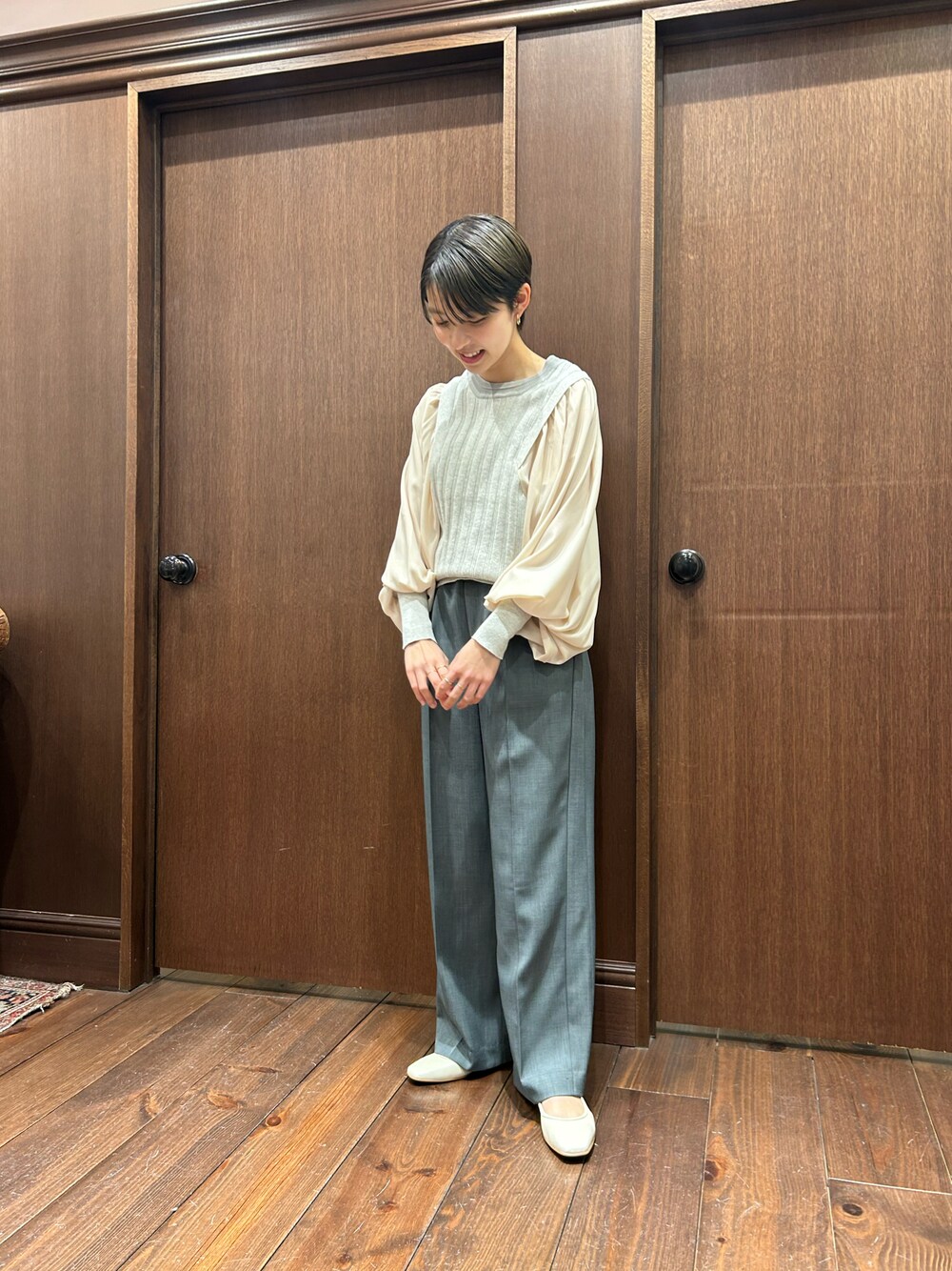 「春コーデ、オトナカジュアル、春服、パンツスタイル、サンダル、春、エレガント、低身長、低身長コーデ、ootd、今日のコーデ」｜「1% SHUHEI OGAWAのアイテム（トップス、ベージュ系）」を使った、mis.さん（レディース・149cm）の春コーディネートの1枚目の写真