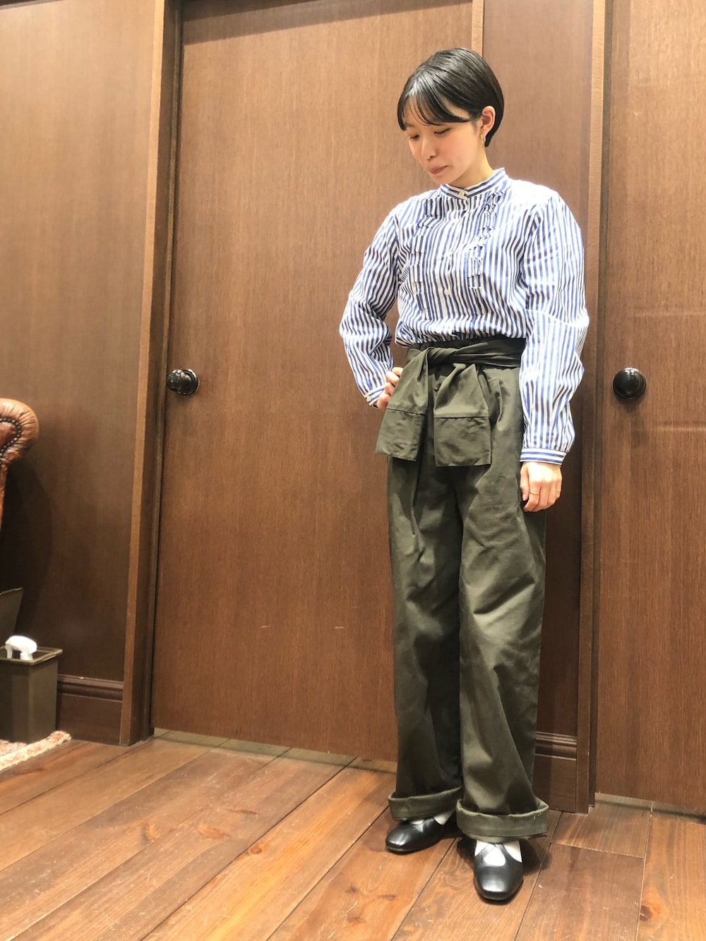 「ストライプ、ストライプシャツ、パンツスタイル、カジュアルコーデ、春コーデ、低身長、低身長コーデ、ootd、春、ヒール」｜「FIL DE FERのコンパクトヤーンチノ　タイウエストパンツ（チノパンツ、グレー系）」を使った、mis.さん（レディース・149cm）の冬コーディネートの1枚目の写真