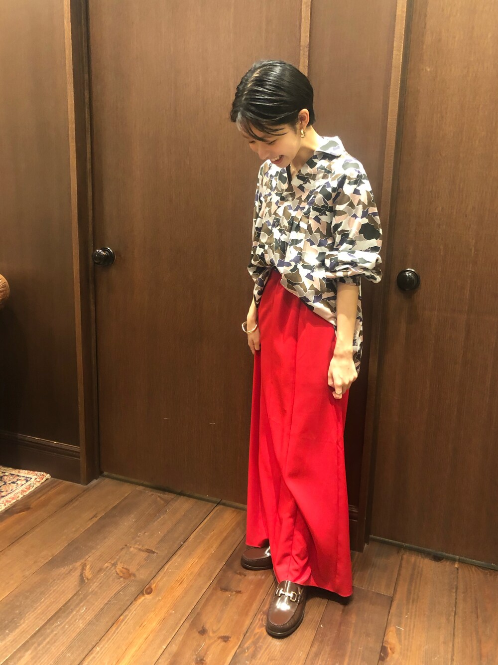 「秋カラー、スカート、スカートスタイル、柄シャツ、ローファー、低身長、低身長コーデ、ootd、大人カジュアル、秋のコーデ」｜「FIL DE FERのコラージュプリント　ワイドスリーブブラウス（シャツ/ブラウス、グリーン系）」を使った、mis.さん（レディース・149cm）の秋コーディネートの1枚目の写真
