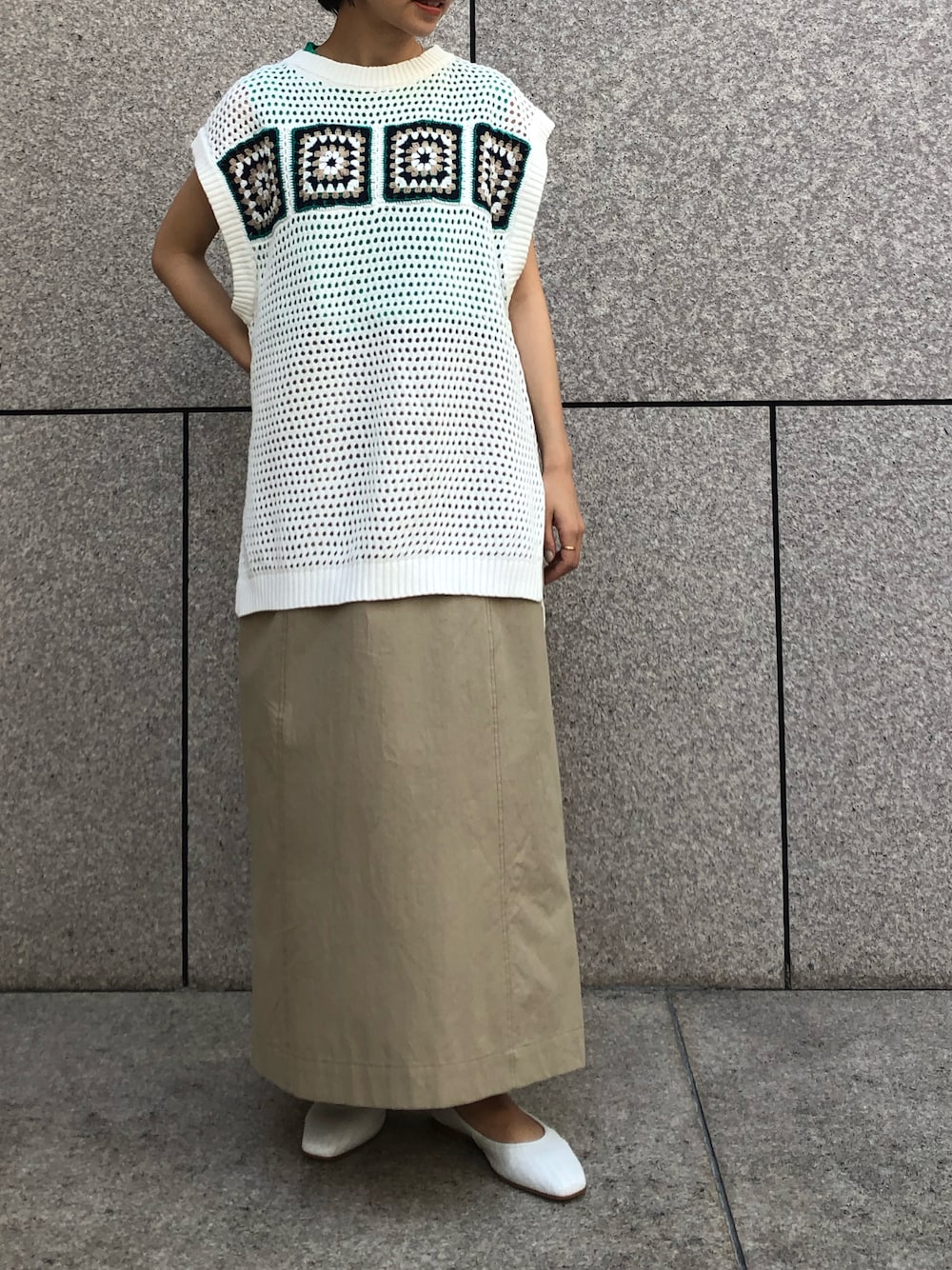 「ニットベスト、ロングスカート、サンダル、スカートスタイル、スニーカー、ベスト、ootd、夏コーデ、低身長、低身長コーデ」｜「NOMBRE IMPAIRのカギ針モチーフ　ボートネックベスト（ベスト、ホワイト系）」を使った、mis.さん（レディース・149cm）の夏コーディネートの1枚目の写真