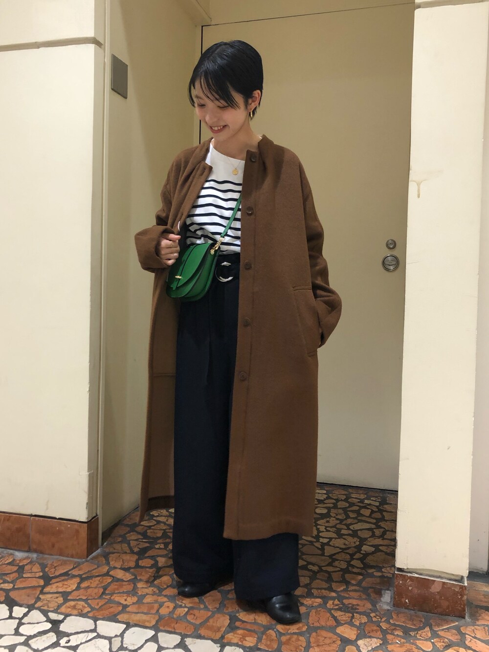 「コート、ボーダー、パンツスタイル、パンツ、アウター、低身長、低身長コーデ、ootd、秋冬コーデ、冬コーデ、クラシカル」｜「Blanc Bleu Minuitのダブルフェイス　変形ネックコート（その他アウター、ブラウン系）」を使った、mis.さん（レディース・149cm）の秋コーディネートの1枚目の写真