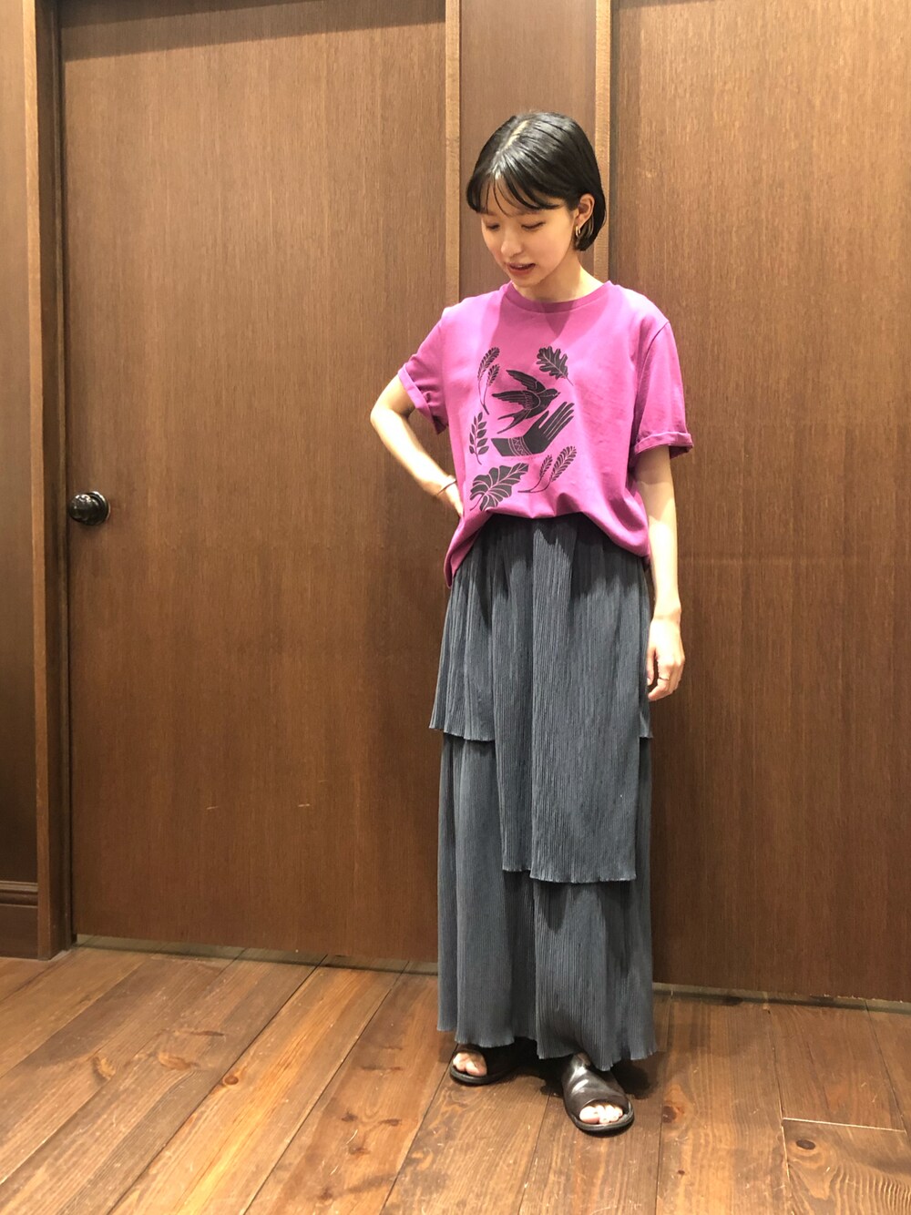 「夏、Tシャツ、スカート、スカートスタイル、Tシャツコーデ、ootd、低身長、低身長コーデ、夏コーデ、サンダル」｜「NOMBRE IMPAIRの版画風PT　半袖TEE（Tシャツ/カットソー、レッド系）」を使った、mis.さん（レディース・149cm）の夏コーディネートの1枚目の写真