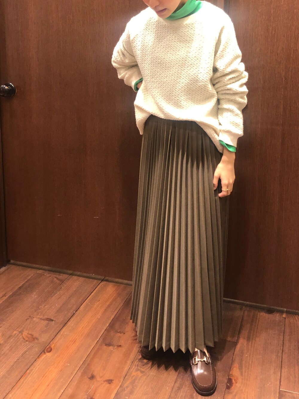 「タートルネック、グリーン、スカート、スカートスタイル、低身長、低身長コーデ、ootd、ローファー、秋コーデ、秋服」｜「NOMBRE IMPAIRのハーリキンJQ　ラグランカットソー（Tシャツ/カットソー、ホワイト系）」を使った、mis.さん（レディース・149cm）の秋コーディネートの1枚目の写真