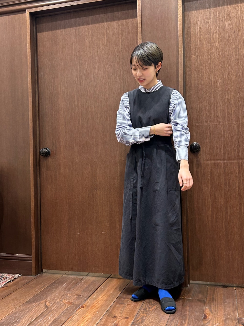 「着回しコーデ、シャツ、ストライプ、ジャンパースカート、ワンピース、カラーソックス、青、低身長、低身長コーデ、ootd」｜「NOMBRE IMPAIRの綿麻ニドムオックス　エプロンワンピース（ワンピース、ブラック系）」を使った、mis.さん（レディース・149cm）の春コーディネートの1枚目の写真