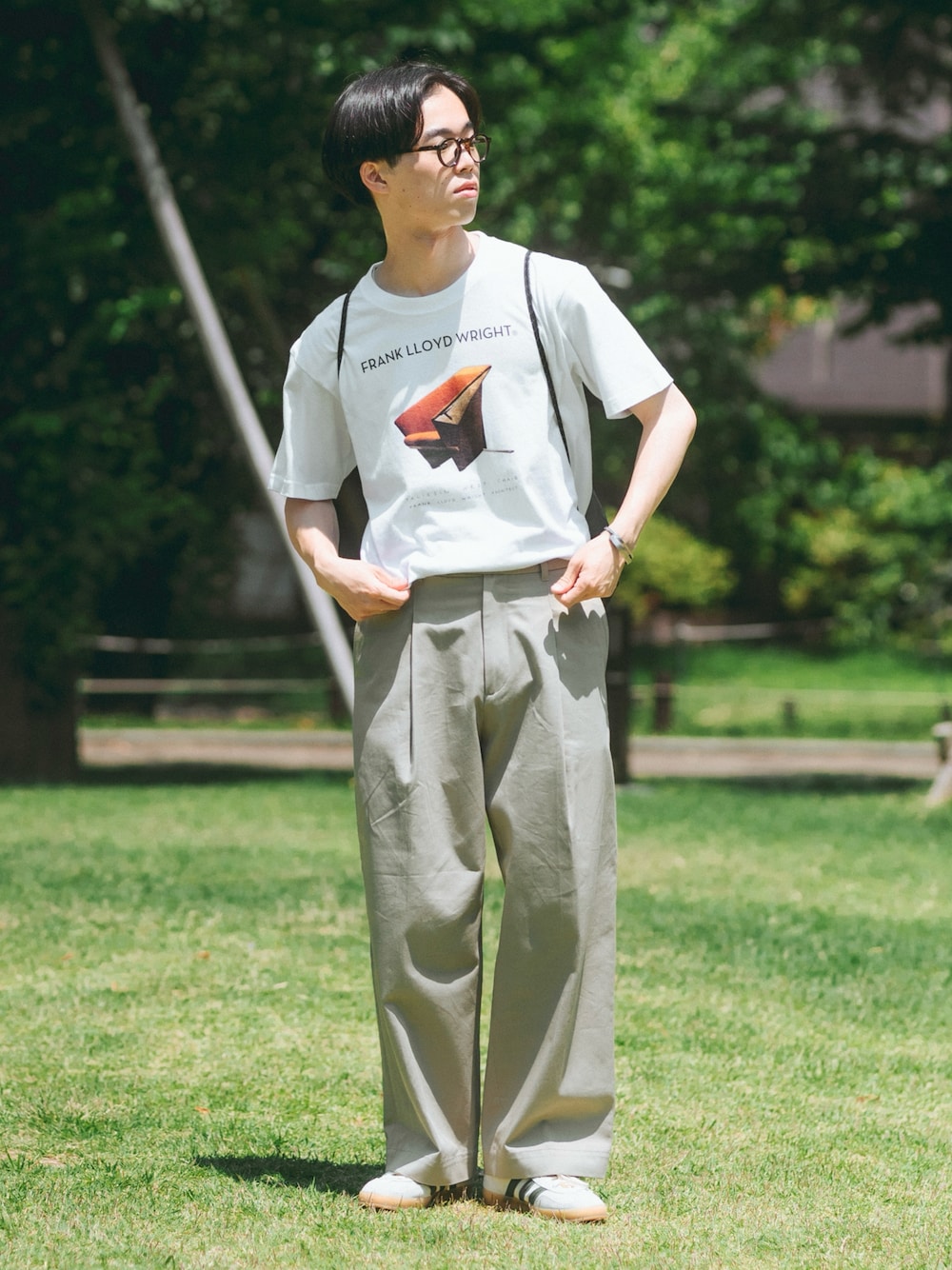 「チノパン、白Tシャツ、シンプルコーデ、淡色コーデ、きれいめカジュアル」｜「BEAUTY&YOUTH UNITED ARROWSの【別注】 ＜FRANK LLOYD WRIGHT＞ CHAIR Tシャツ（Tシャツ/カットソー、ホワイト系）」を使った、RIKUさん（メンズ・171cm）の夏コーディネートの1枚目の写真