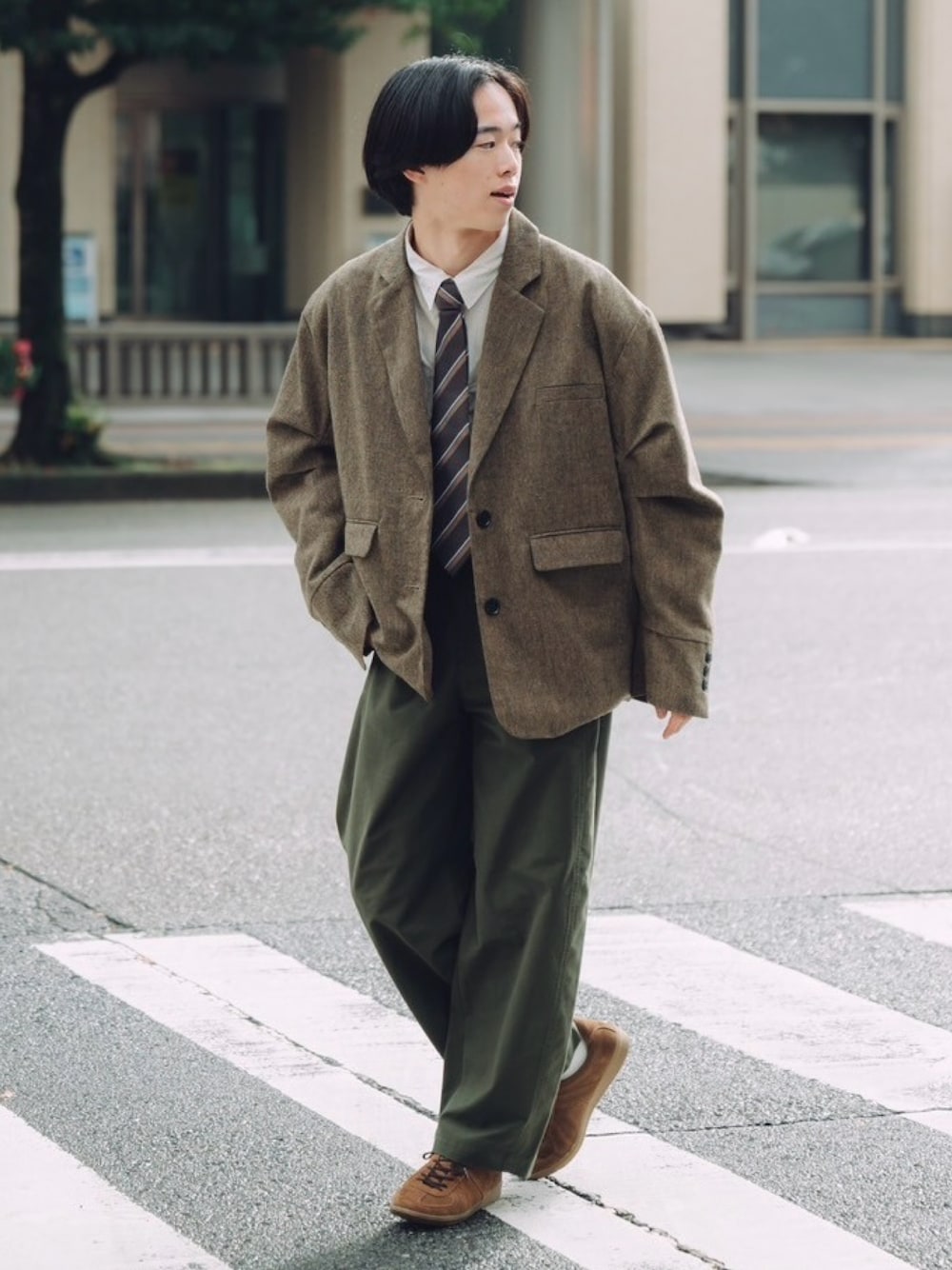 ブラウン系のテーラードジャケット、ブラウン系のスニーカーを着用したメンズの秋コーディネートの1枚目の写真