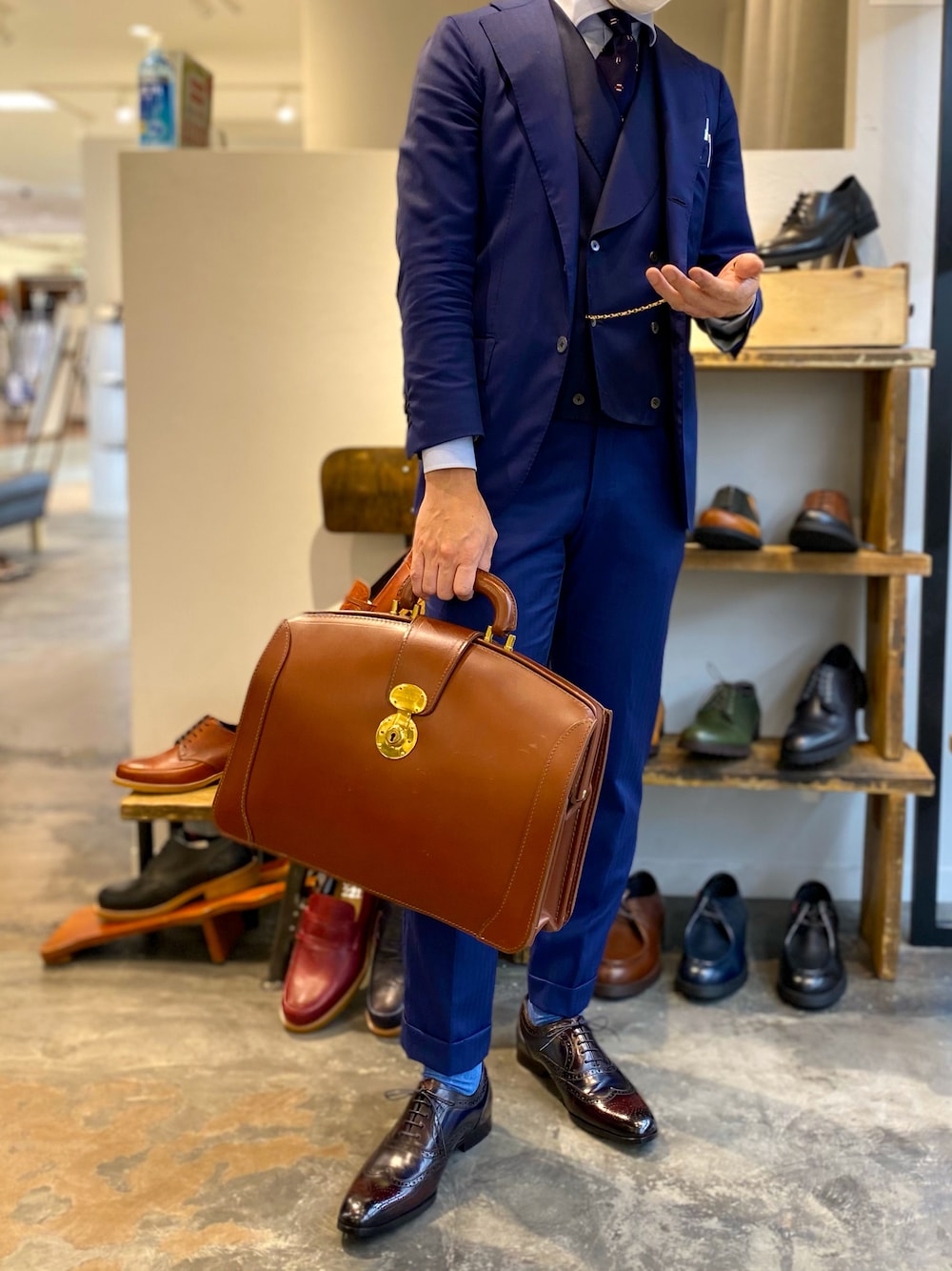 「スーツスタイル、フォーマル、おしゃれさんと繋がりたい、今日のコーデ、革靴、セットアップ、ドレスシューズ、ビジネススタイル、ootd、北千住、フープディドゥ、whoop'-de-doo'」｜「Eternaのアイテム（腕時計、ゴールド系）」を使った、matsudaさん（メンズ・175cm）の秋コーディネートの1枚目の写真