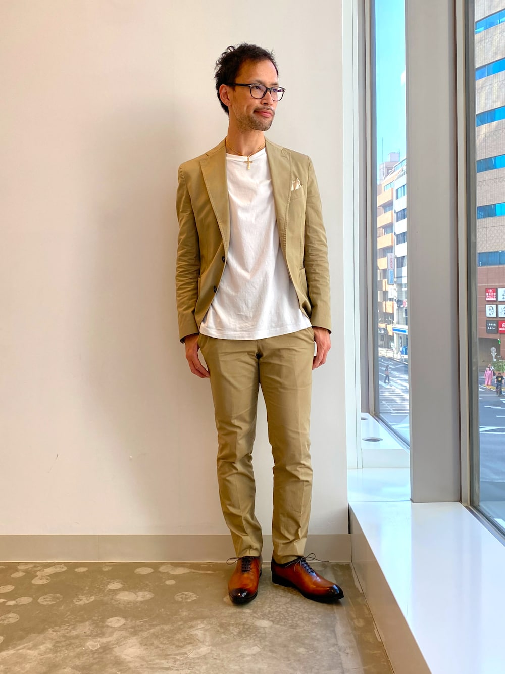 「フープディドゥ、パルコヤ上野、ドレスシューズ、革靴、シンプルコーデ、大人コーデ、セットアップ、セットアップスタイル、スーツスタイル、お洒落さんとつながりたい、いいね、save、フォローお願いします🤑、ootd、めがね、メガネ男子、上野」｜「BRIONIのアイテム（Tシャツ/カットソー、ホワイト系）」を使った、matsudaさん（メンズ・175cm）の秋コーディネートの1枚目の写真