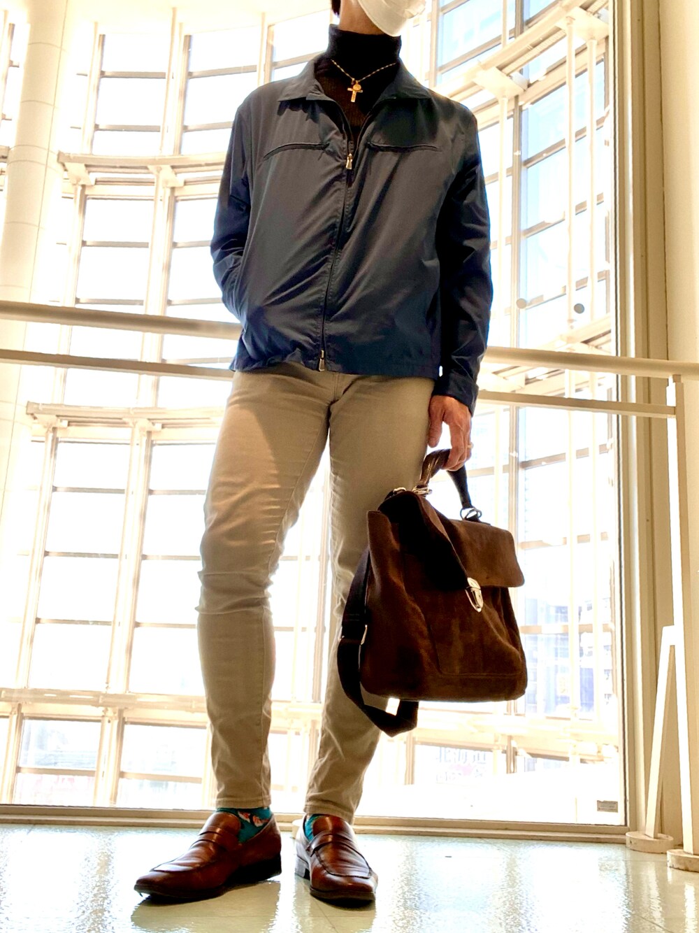 「今日のコーデ、大人カジュアル、きれいめカジュアル、キレイめ、ootd、大人コーデ、タートルネック、UNIQLO、フープディドゥ、whoop'-de-doo'、ローファー」｜「UNIQLOのアイテム（チノパンツ、ベージュ系）」を使った、matsudaさん（メンズ・175cm）の冬コーディネートの1枚目の写真