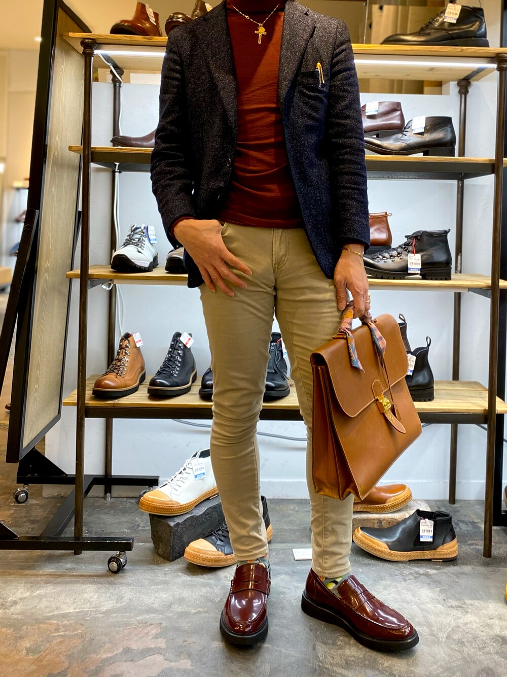 「ジャケット、ジャケットスタイル、タートルネック、ootd、大人コーデ、ビジネススタイル、オフィスカジュアル、おしゃれさんと繋がりたい、今日のコーデ、北千住、フープディドゥ、いいね、save、フォローお願いします🤑、ローファー、ローファー×靴下、レザーシューズ」｜「JOHN SMEDLEYのアイテム（ニット/セーター、レッド系）」を使った、matsudaさん（メンズ・175cm）の冬コーディネートの1枚目の写真