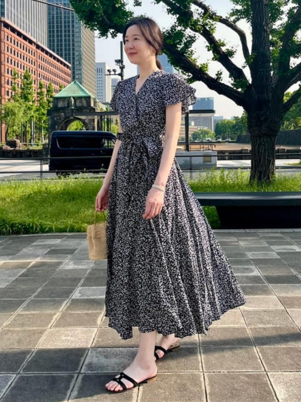 「大人カジュアル、きれいめカジュアル、リゾートスタイル、ワンピース、サマードレス、MARIHA、カシュクール、花柄、サンダル、かごバッグ、ミニバッグ、夏コーデ、シンプルコーデ、高身長女子、旅行」｜「PHILIPPE AUDIBERTのPHILIPPE AUDIBERT / Bay ブレスレット（ブレスレット、シルバー系）」を使った、Demi-Luxe BEAMSさん（レディース・173cm）の春コーディネートの1枚目の写真