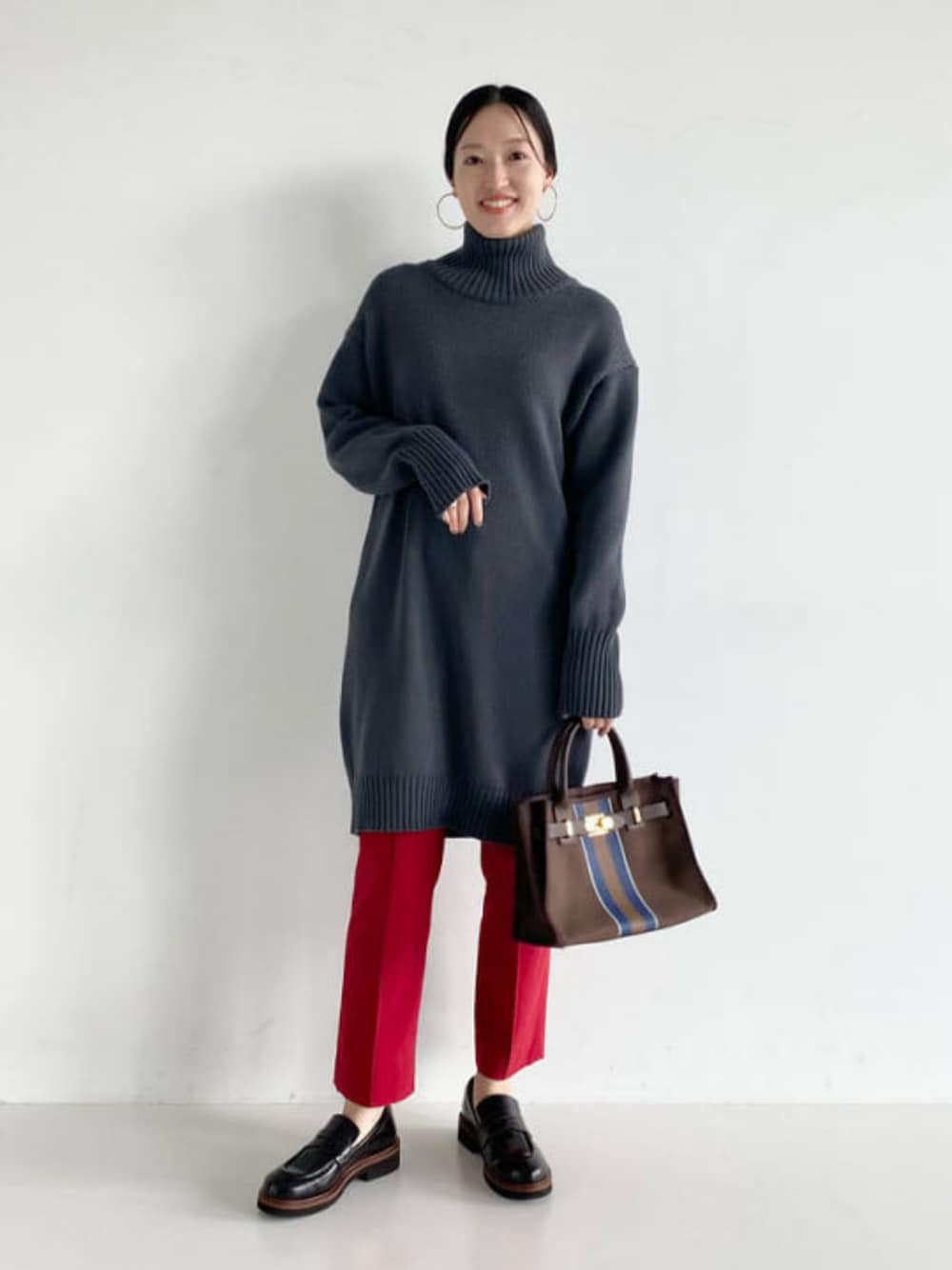 「Demi-luxe BEAMS、ニットワンピース、ニット、ローファー、ワンピース、ハンドバッグ、レイヤードスタイル、カラー×コーデ、休日スタイル、きれいめカジュアル、秋コーデ、大人カジュアル、秋先取りコーデ、初秋コーデ、パンツコーデ」｜「Demi-Luxe BEAMSのDemi-Luxe BEAMS / フリースタイルニット.M（ニット/セーター、グレー系）」を使った、Demi-Luxe BEAMSさん（レディース・162cm）の秋コーディネートの1枚目の写真