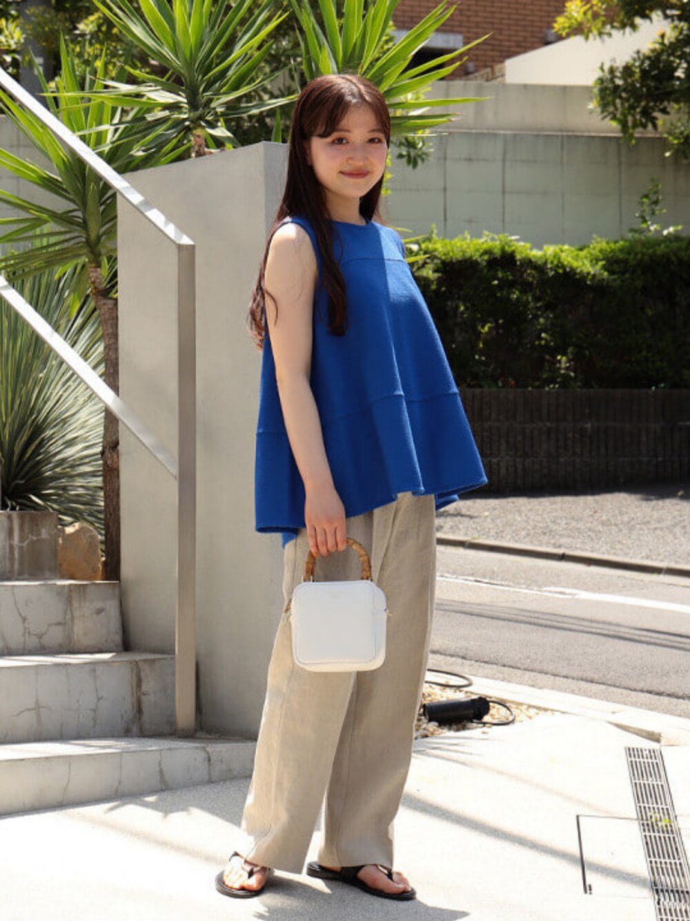 「Demi-luxe BEAMS、バックスタイル、ノースリーブ、リネンパンツ、サンダル、休日スタイル、ショルダーバッグ、夏コーデ、ラクチンコーデ、サンダルコーデ、シンプル、夏、大人カジュアル、春コーデ、おしゃれさんと繋がりたい」｜「CHRISTIAN VILLAのCHRISTIAN VILLA / バンブーハンドル ショルダ―バッグ（ショルダーバッグ、ホワイト系）」を使った、Demi-Luxe BEAMSさん（レディース・156cm）の夏コーディネートの1枚目の写真