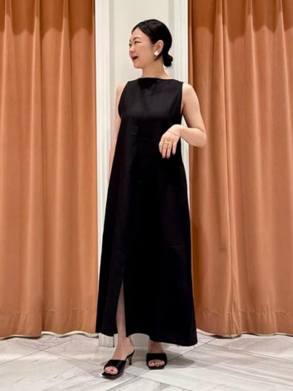 「大人カジュアル、きれいめカジュアル、リゾートスタイル、ワンピース、ノースリーブ、ノースリーブワンピース、ブラック、サンダル、ワントーンコーデ、シンプルコーデ、スリット、オールブラック、高身長女子、夏コーデ、休日スタイル」｜「Demi-Luxe BEAMSのリネン 2WAY ワンピース .M（ワンピース、ブラック系）」を使った、Demi-Luxe BEAMSさん（レディース・160cm）の春コーディネートの1枚目の写真