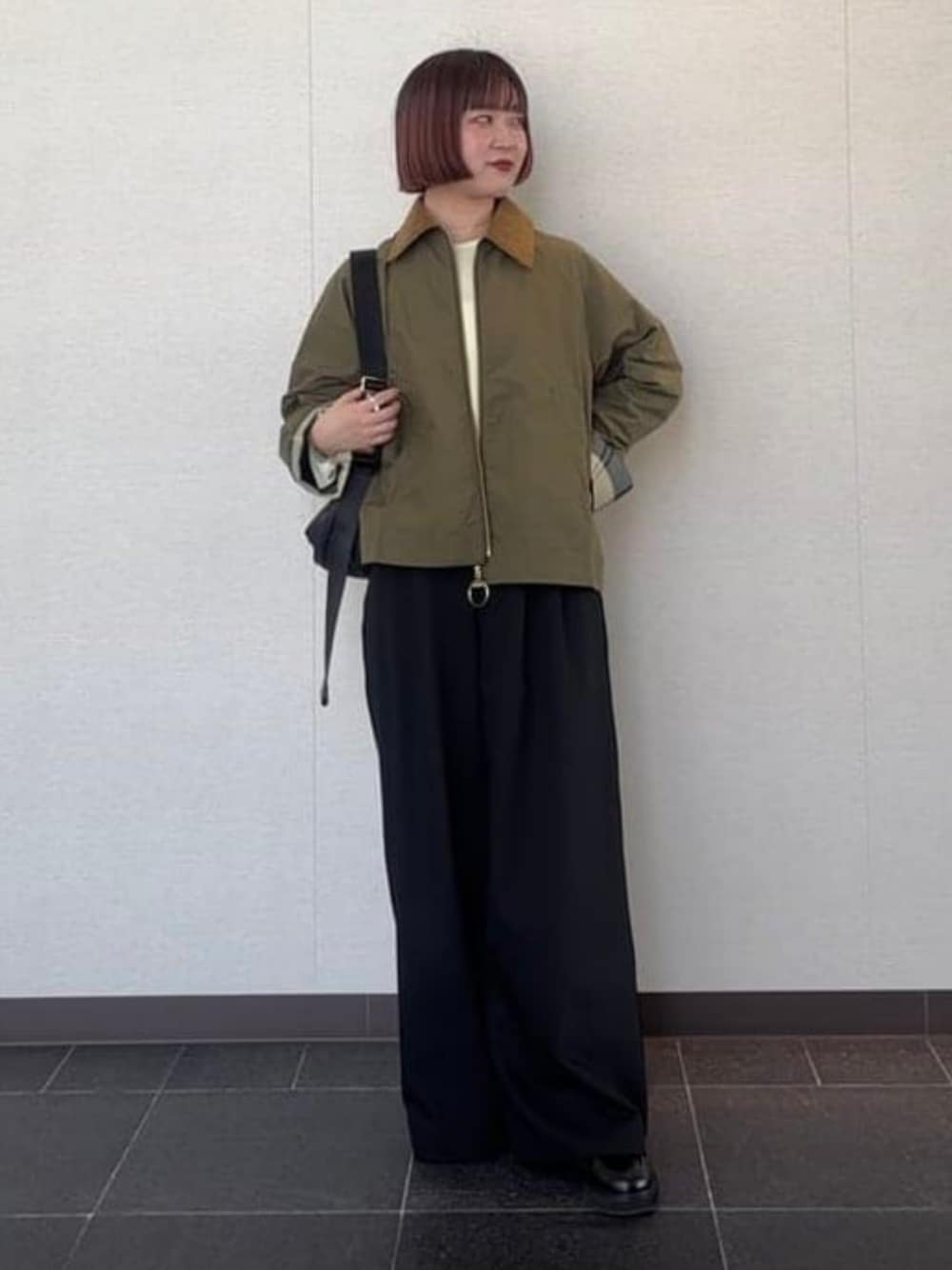 「大人カジュアル、きれいめカジュアル、オフィスカジュアル、ジャケット、ブルゾン、オリーブ、パンツスタイル、パンツ、ワイドパンツ、ショルダーバッグ、ローファー、春コーデ、春アウター、シンプルコーデ、シンプル」｜「Demi-Luxe BEAMSの18ゲージ リブ ロングスリーブ プルオーバー（ニット/セーター、イエロー系）」を使った、Demi-Luxe BEAMSさん（レディース・155cm）の春コーディネートの1枚目の写真