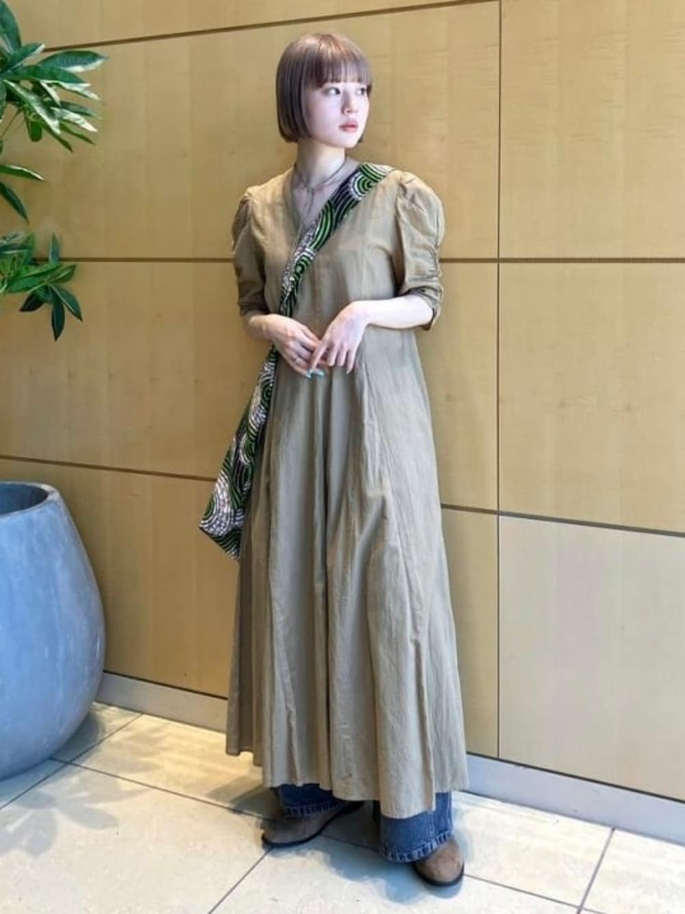 「大人カジュアル、きれいめカジュアル、ワンピース、サマードレス、レイヤードスタイル、シンプルコーデ、春夏コーデ、ベージュ、パンツスタイル、ショルダーバッグ、高身長女子、ロングワンピース、ワイドパンツ、デニムパンツ、パフスリーブ」｜「NE QUITTEZ PAS!の【別注】ne Quittez pas / ボイル ギャザースリーブ ワンピース  [手洗い可]（ワンピース、ベージュ系）」を使った、Demi-Luxe BEAMSさん（レディース・163cm）の春コーディネートの1枚目の写真