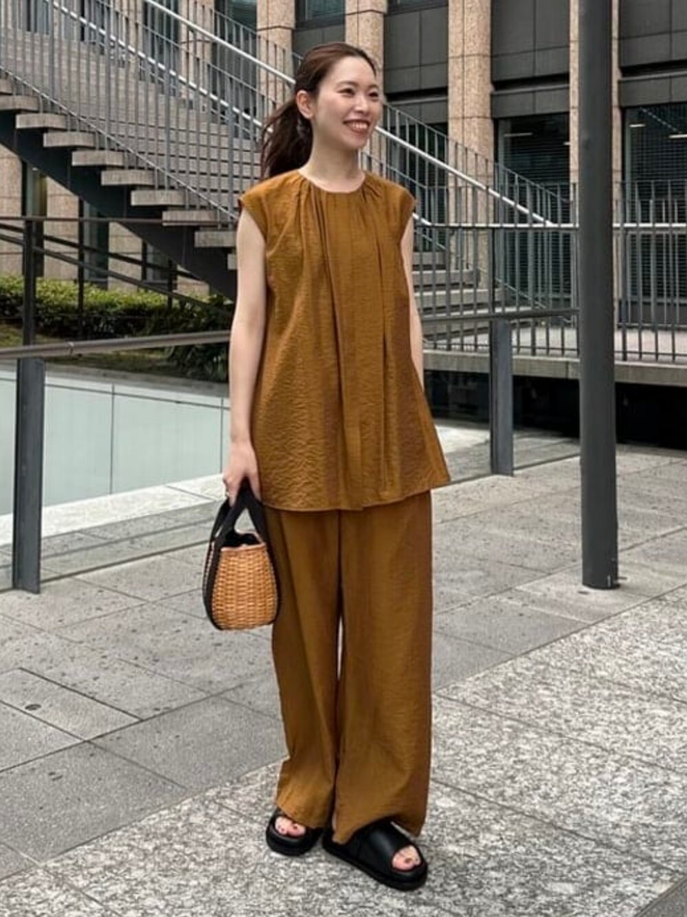 ブラウン系のその他パンツ、ブラウン系のシャツ/ブラウスを着用したレディースの夏コーディネートの1枚目の写真