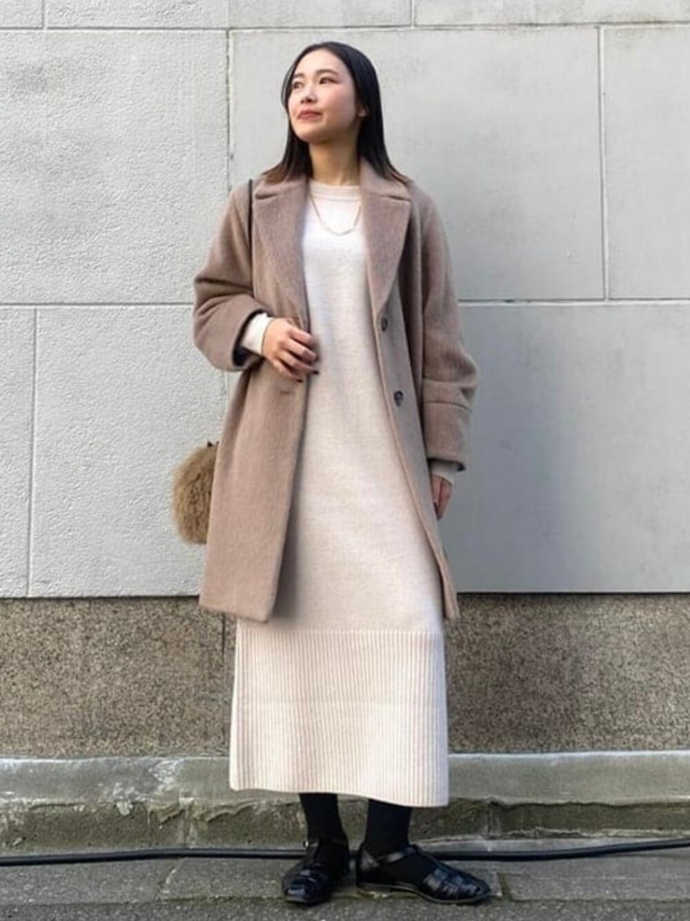 「大人カジュアル、きれいめカジュアル、ワントーンコーデ、コート、ロングコート、ブラウン、ベージュ、ニット、ニットワンピ、ワンピース、シンプル、ファーバッグ、ミニバッグ、ブーツ」｜「Demi-Luxe BEAMSのフェイクファー ポーチバッグ（ショルダーバッグ、ブラウン系）」を使った、Demi-Luxe BEAMSさん（レディース・157cm）の秋コーディネートの1枚目の写真