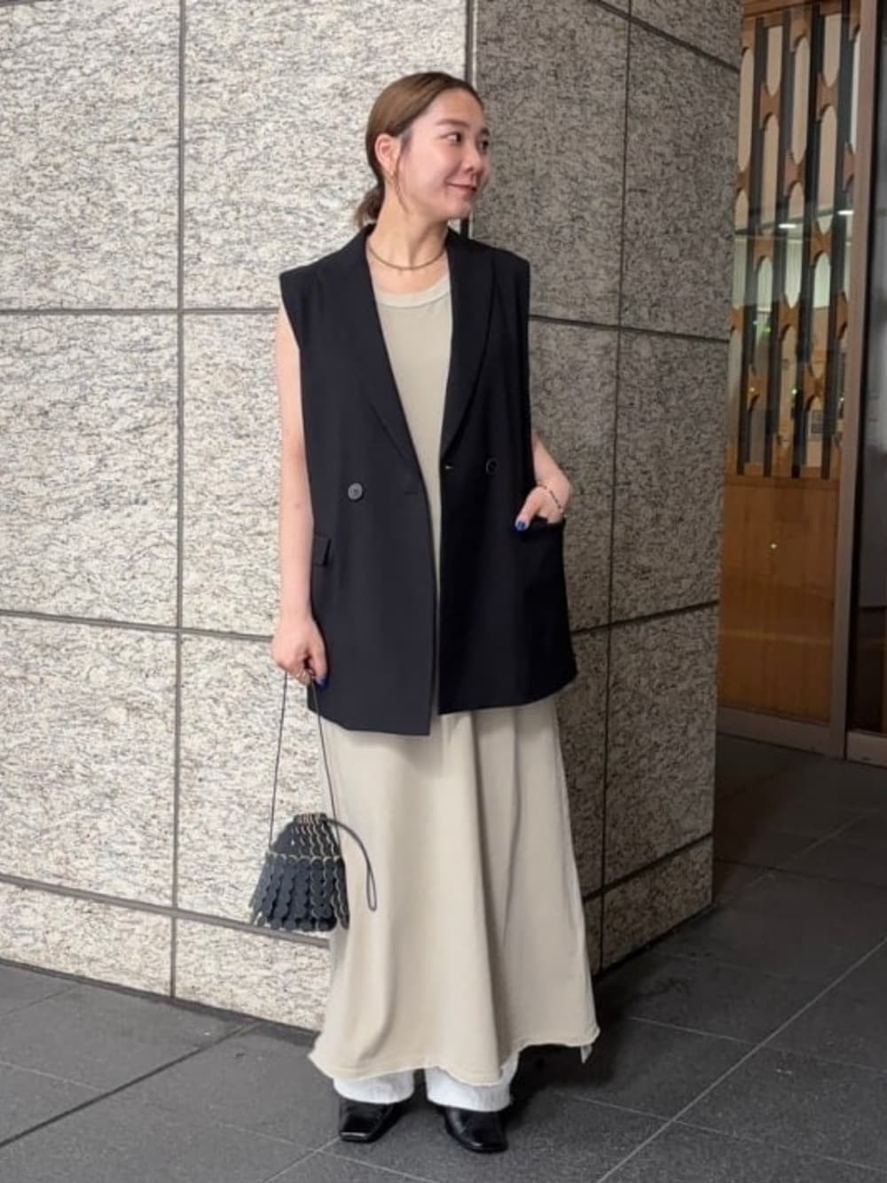 「大人カジュアル、きれいめカジュアル、オフィスカジュアル、ジレ、ワンピース、ノースリーブワンピース、レイヤードスタイル、パンツスタイル、ミニバッグ、夏コーデ、シンプルコーデ、パンプス、休日スタイル、大人女子、夏ルックで気分アップ」｜「Demi-Luxe BEAMSのピークドラペル 2ボタン ジレ（ベスト、ブラック系）」を使った、Demi-Luxe BEAMSさん（レディース・158cm）の夏コーディネートの1枚目の写真
