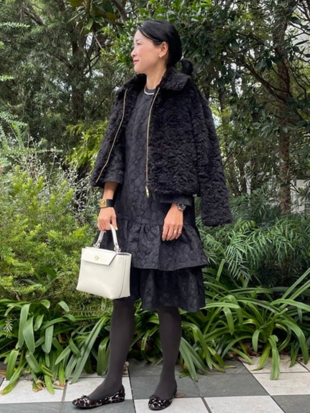 ホワイト系のトートバッグ、ブラック系のその他アウター、その他のワンピースを着用したレディースの秋コーディネートの1枚目の写真