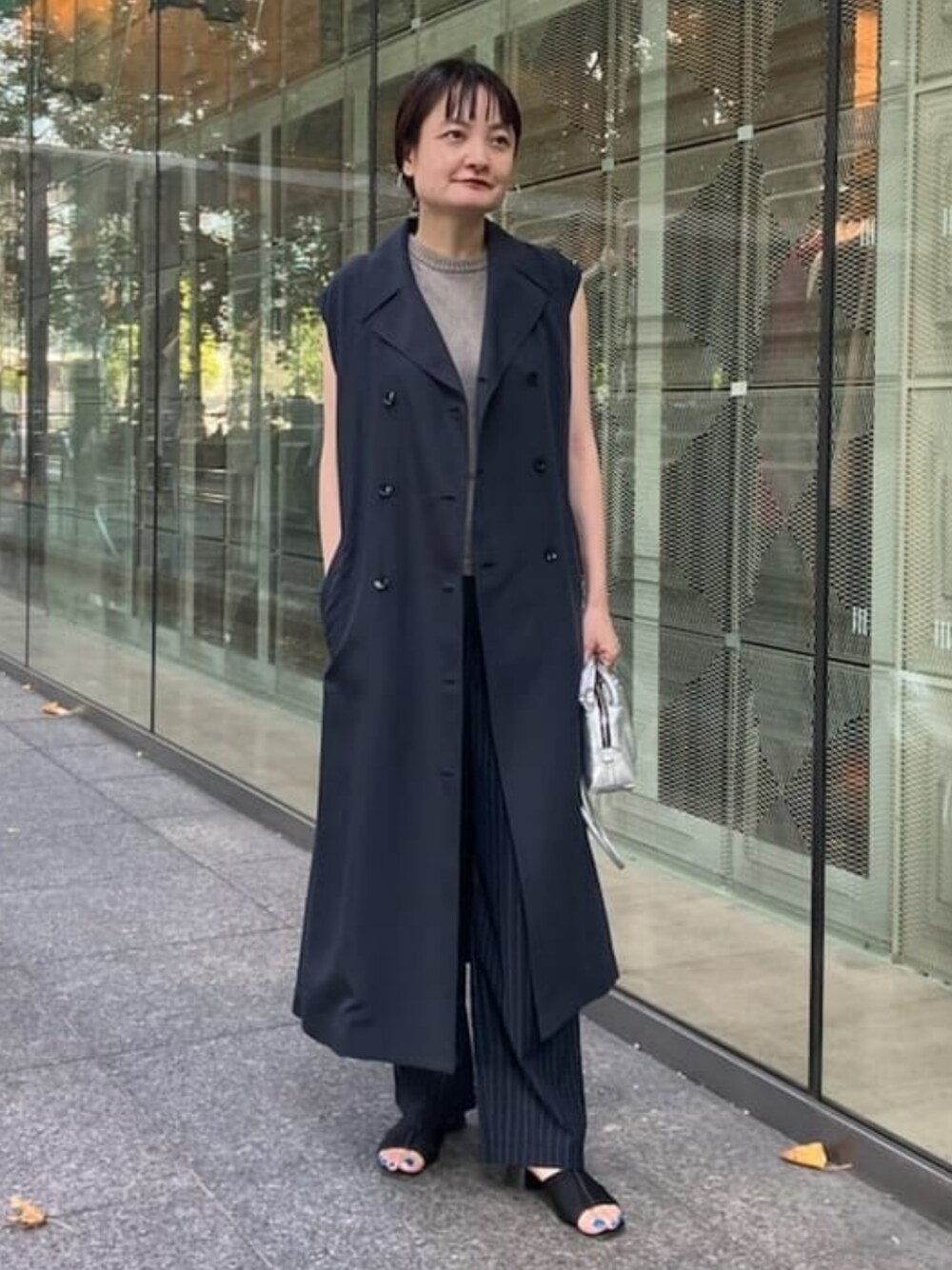 シルバー系のショルダーバッグ、ブルー系のその他パンツ、ブルー系のワンピースを着用したレディースの秋コーディネートの1枚目の写真