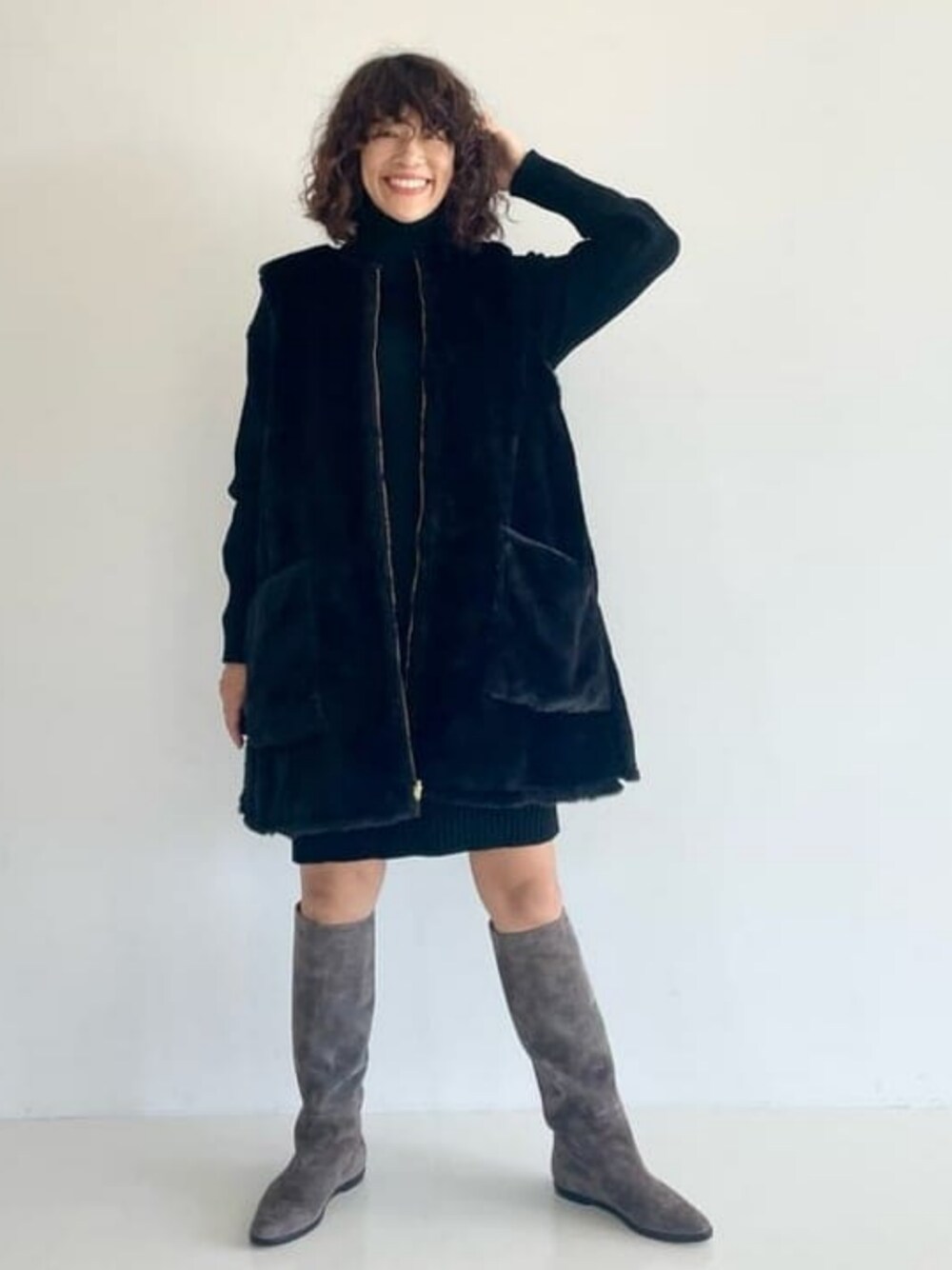 「Demi-luxe BEAMS、ニット、ニットワンピース、タートルネック、ベスト、フェイクファー、ブラック、ブラックコーデ、ワントーンコーデ、ブーツ、ロングブーツ、秋コーデ、オトナ女子、大人女子、高身長女子」｜「Demi-Luxe BEAMSのDemi-Luxe BEAMS / フリースタイルニット.M（ニット/セーター、ブラック系）」を使った、Demi-Luxe BEAMSさん（レディース・168cm）の秋コーディネートの1枚目の写真