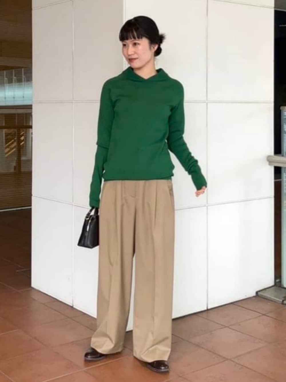 ベージュ系のその他パンツ、グリーン系のニット/セーターを着用したレディースの秋コーディネートの1枚目の写真