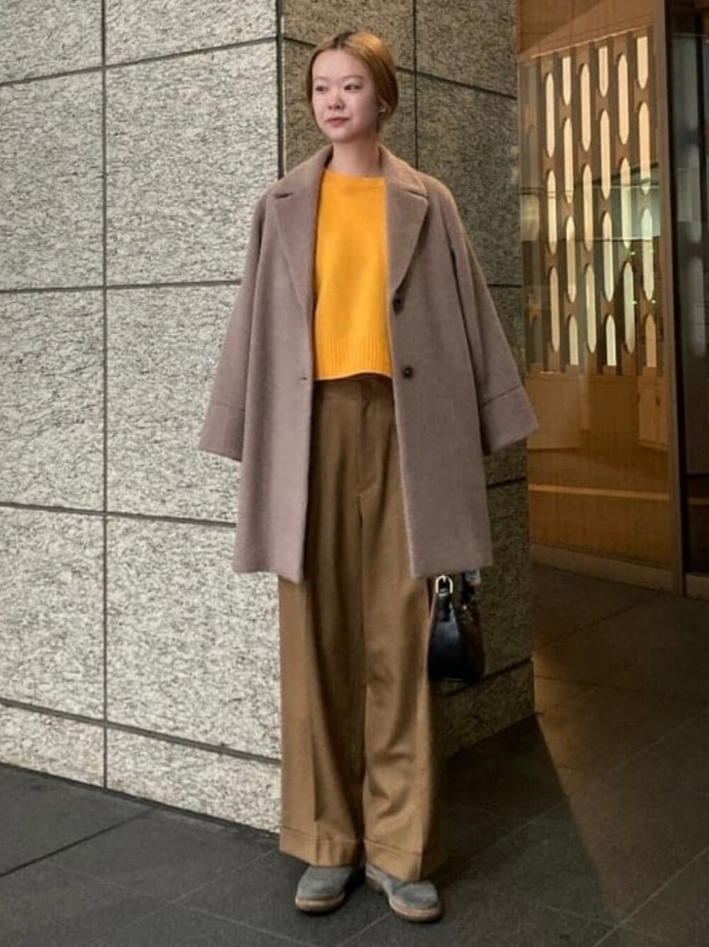 「大人カジュアル、きれいめカジュアル、オフィスカジュアル、コート、シャギーコート、モヘア、ニット、パンツ、パンツスタイル、ブラウン、ハンドバッグ、高身長女子」｜「CHRISTIAN VILLAのCHRISTIAN VILLA / ポリッシュ ハーフムーン バッグ（トートバッグ、ブラック系）」を使った、Demi-Luxe BEAMSさん（レディース・176cm）の冬コーディネートの1枚目の写真
