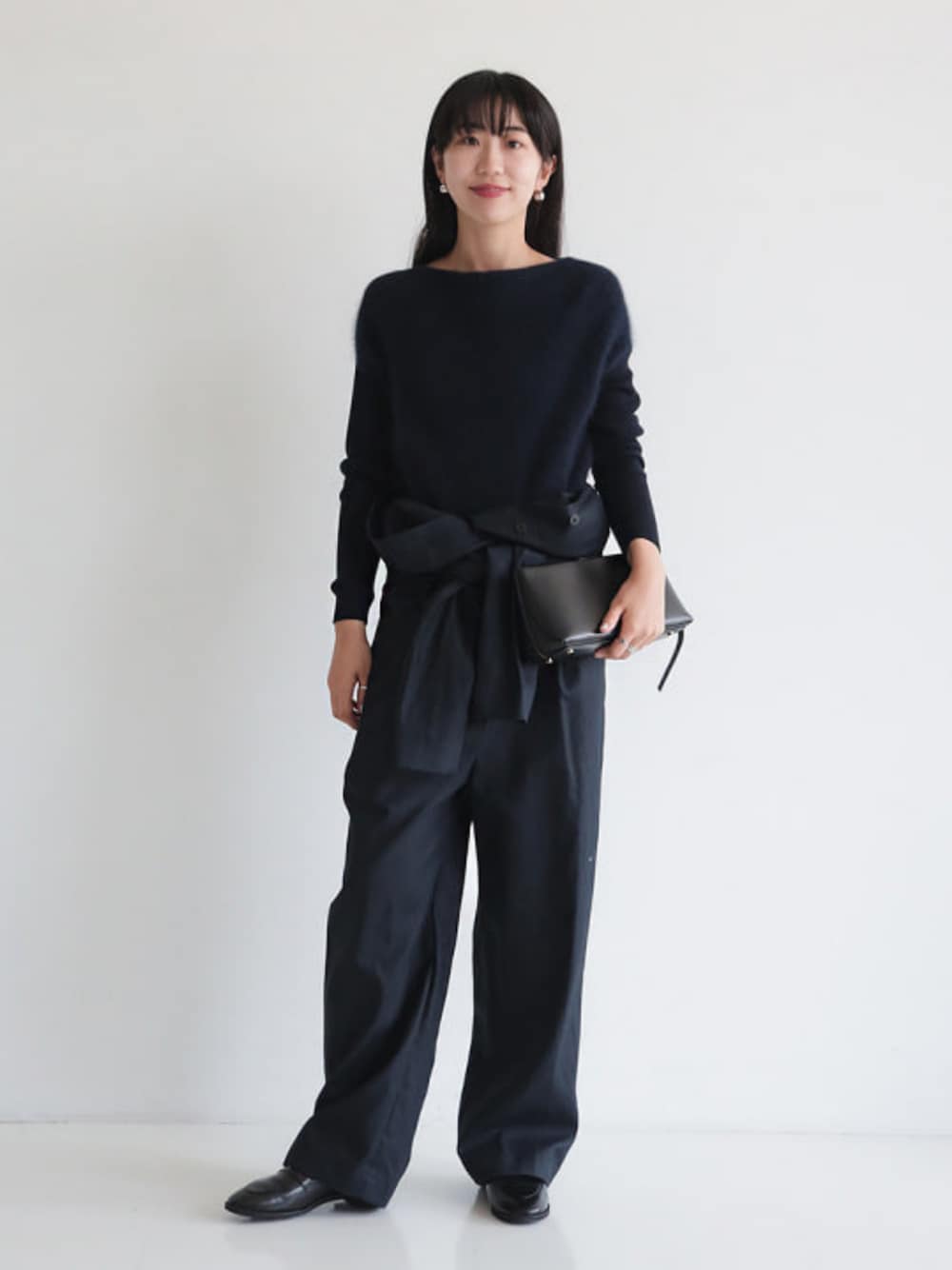 ブルー系のニット/セーター、ブルー系のつなぎ/オールインワン、ブラック系のローファーを着用したレディースの冬コーディネートの1枚目の写真