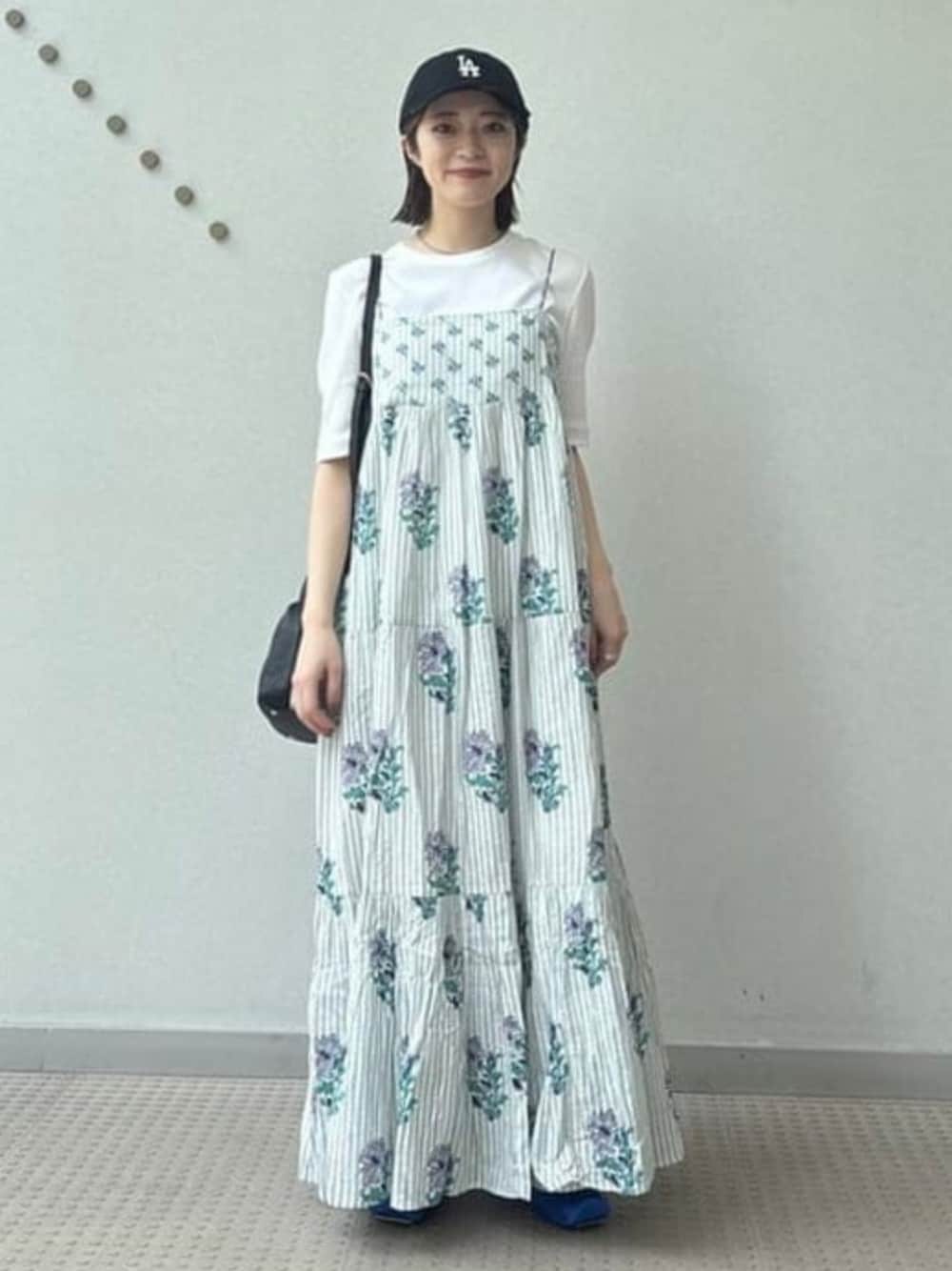 「大人カジュアル、きれいめカジュアル、リゾートスタイル、ワンピース、キャミワンピ、花柄、レイヤードスタイル、キャップ、ミニバッグ、夏コーデ、シンプルコーデ、ショルダーバッグ、ワントーンコーデ、バレエシューズ、低身長」｜「NE QUITTEZ PAS!のne Quittez pas / コットンジャカード リリープリント キャミソールワンピース［手洗い可］（ワンピース、グレー系）」を使った、Demi-Luxe BEAMSさん（レディース・153cm）の夏コーディネートの1枚目の写真