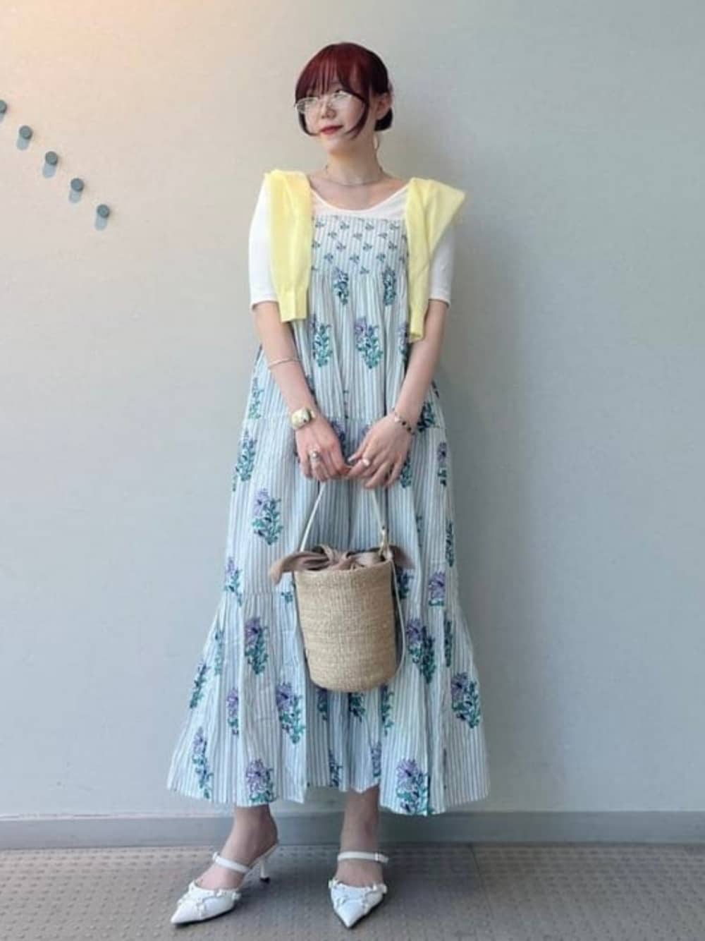 「大人カジュアル、きれいめカジュアル、ワンピース、キャミワンピ、レイヤードスタイル、ミュール、花柄、ハンドバッグ、かごバッグ、夏コーデ、高身長女子、カーディガン、春色、夏ファッション、初夏コーデ」｜「Demi-Luxe BEAMSの丸胴 テレコ Tシャツ（Tシャツ/カットソー、ホワイト系）」を使った、Demi-Luxe BEAMSさん（レディース・163cm）の夏コーディネートの1枚目の写真