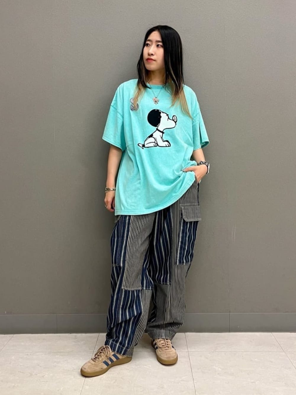 ブルー系のTシャツ/カットソー、ブルー系のデニムパンツを着用したレディースの夏コーディネートの1枚目の写真